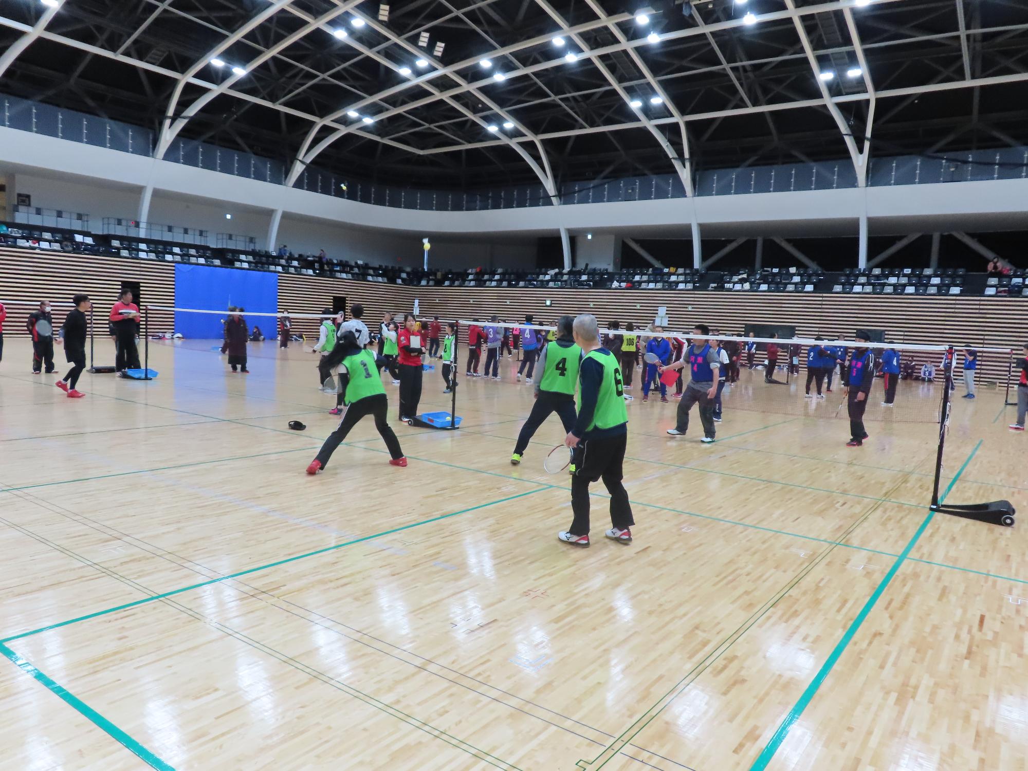 試合をする選手たちの写真