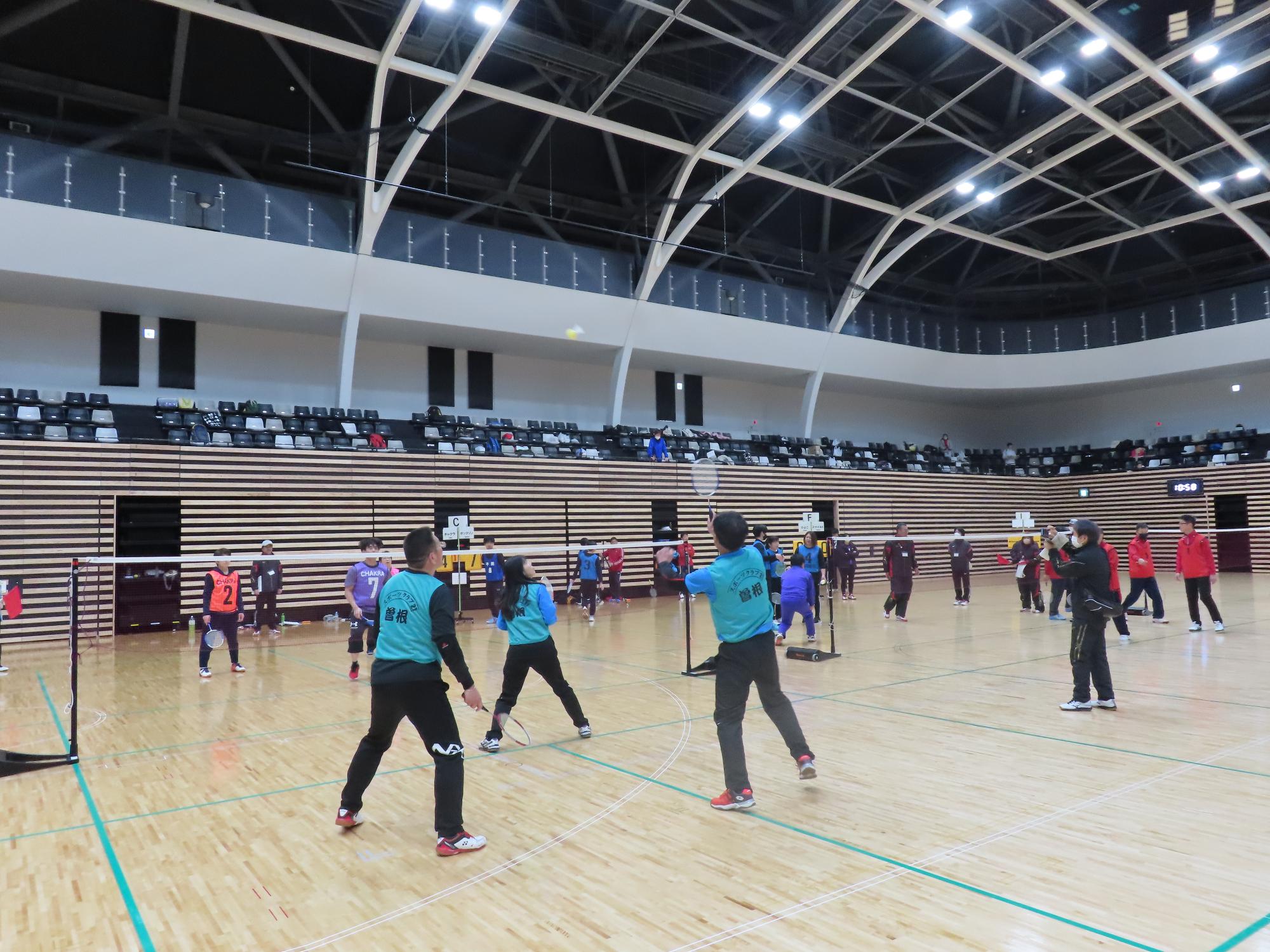 試合をする選手たちの写真