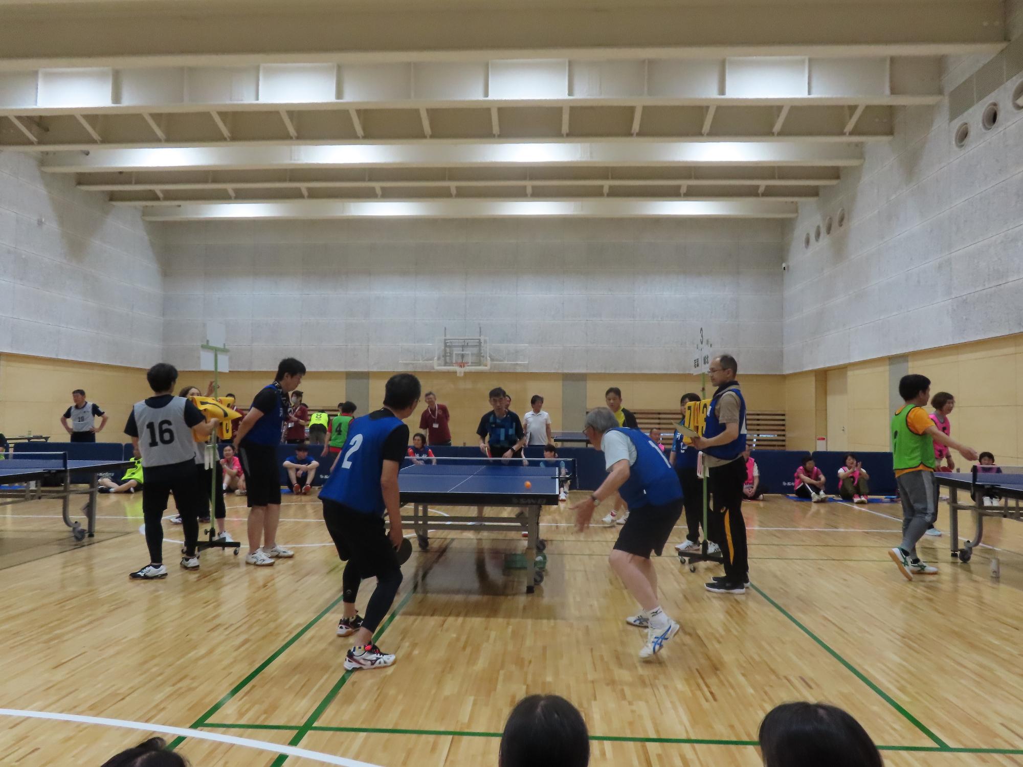 ラージボール卓球の試合の様子の写真