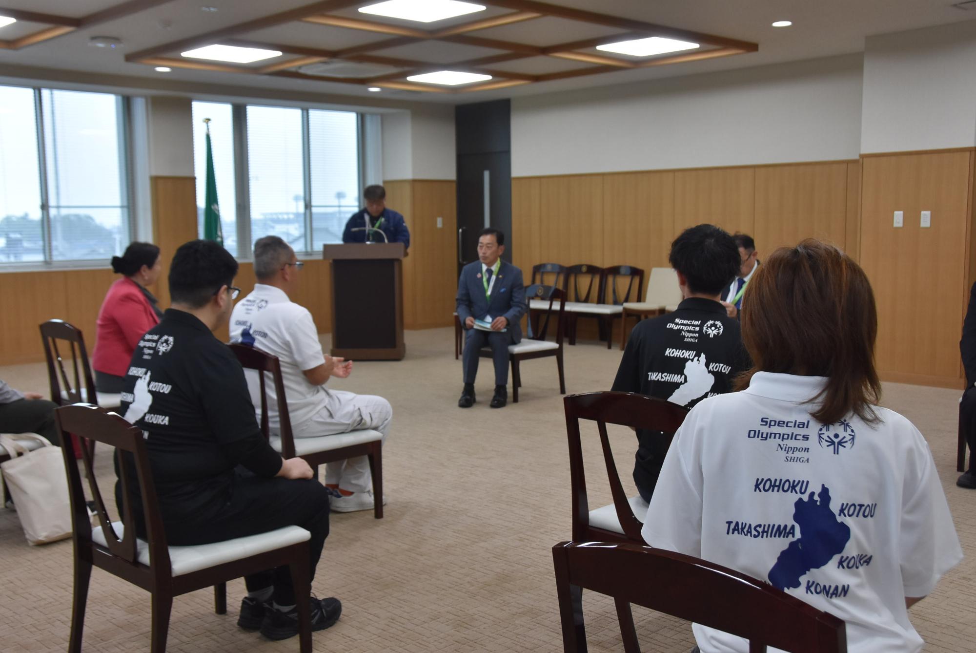 椅子に座って話す全体の写真