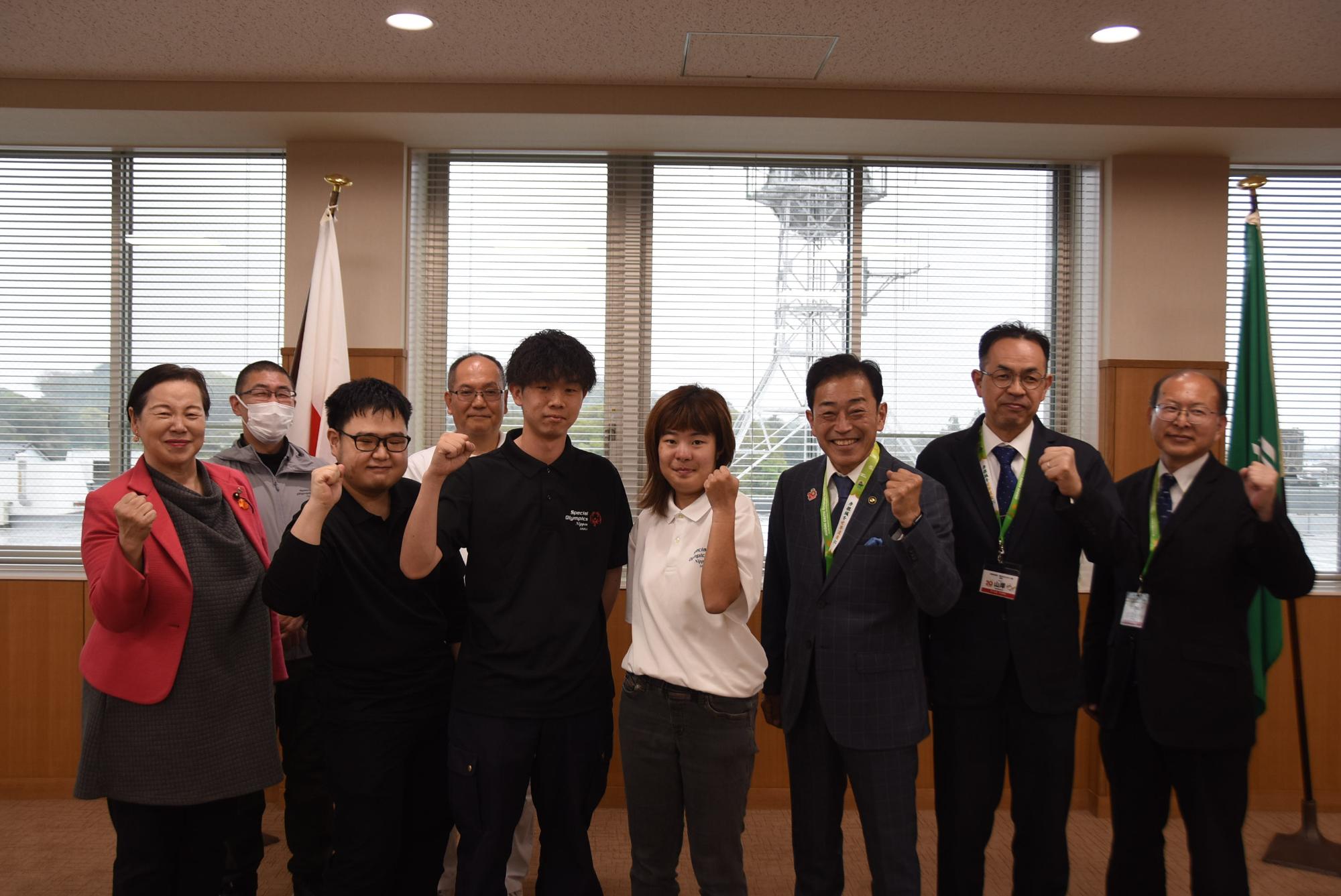 全員での記念撮影の様子