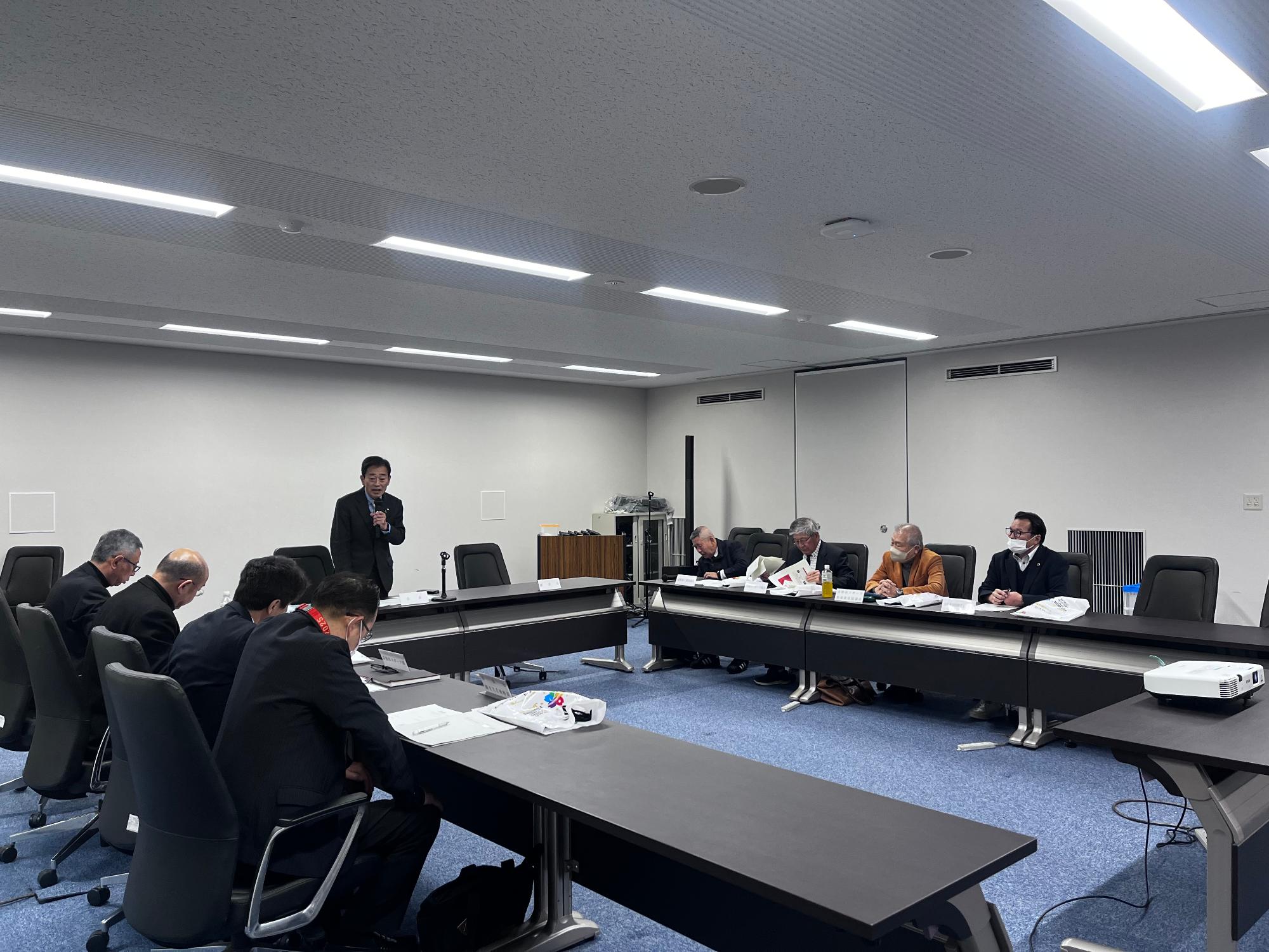 会議室で実行委員たちが集まって審議している様子の写真