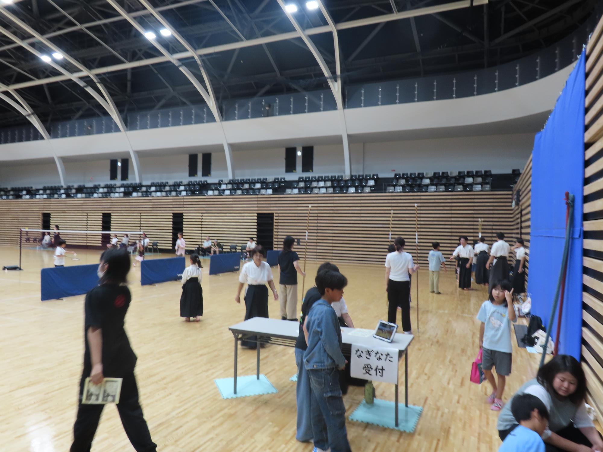 なぎなたの体験をされている写真