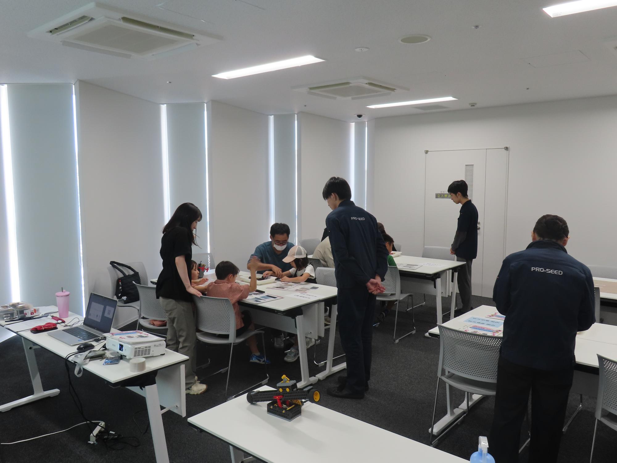 ロボット教室に参加している人たちの写真
