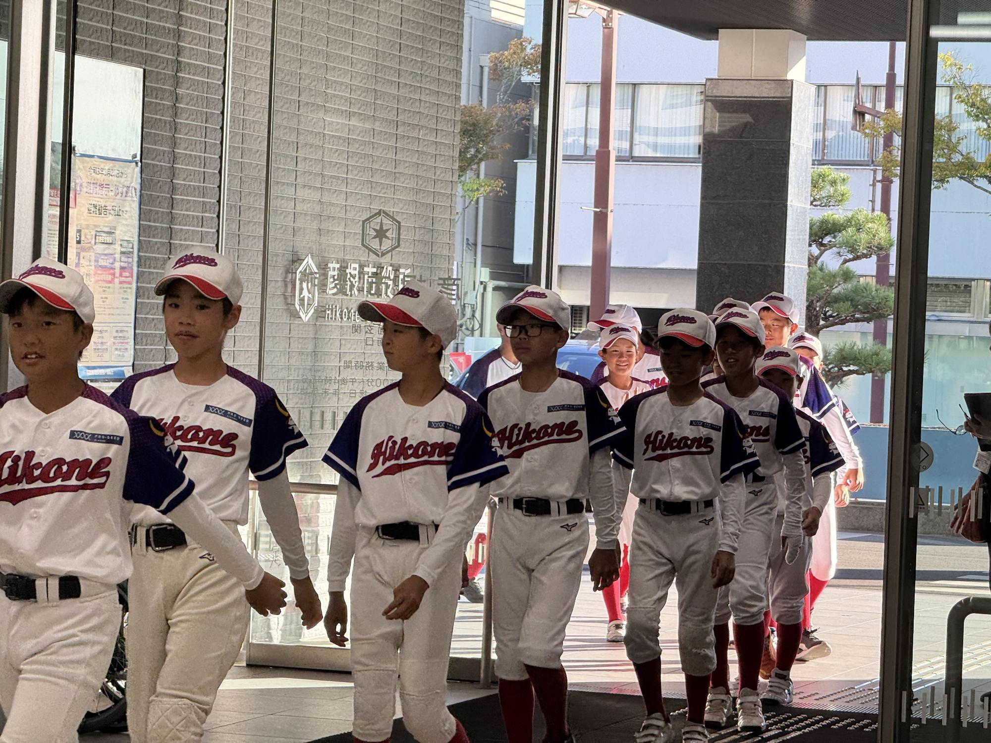学童野球彦根選抜選手が会場に入場する様子