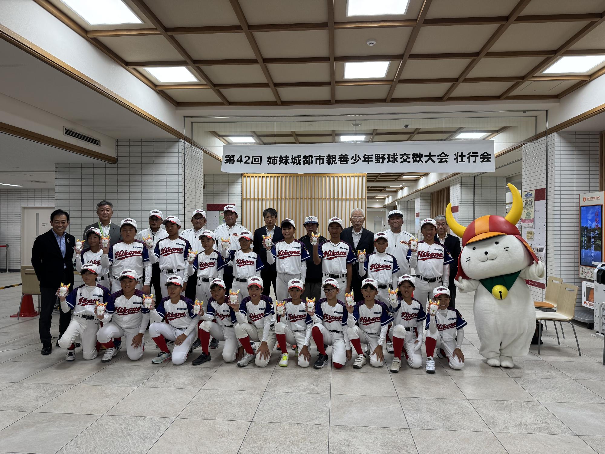 学童野球彦根選抜集合写真撮影の様子