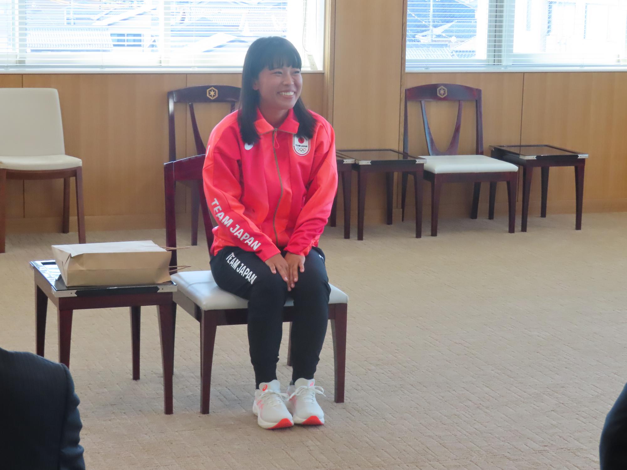 着席している森選手の写真