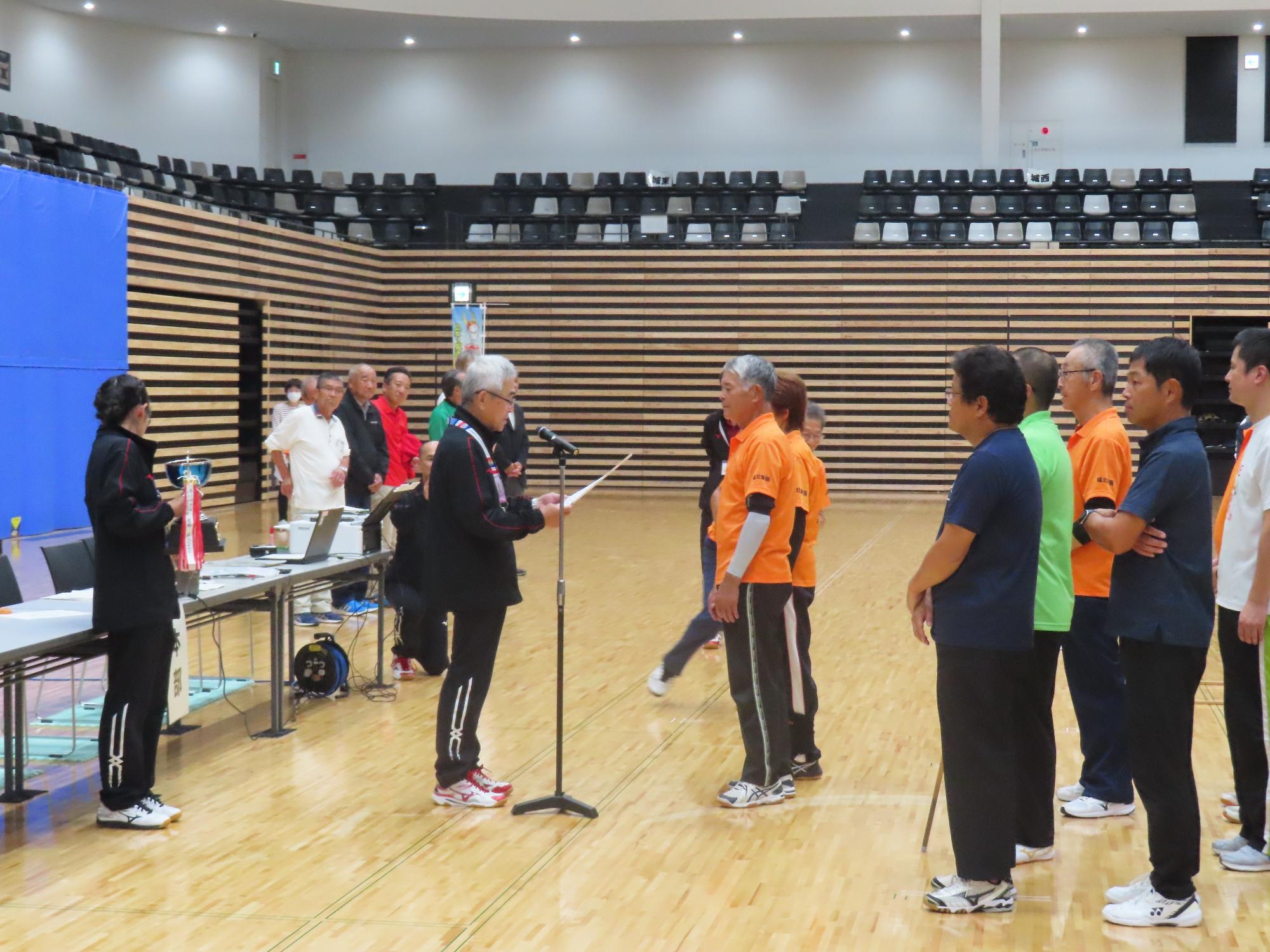 表彰状の受け渡しの様子の写真