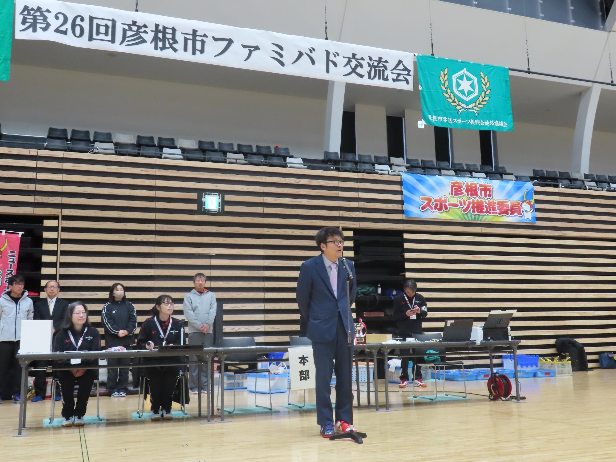 市長がマイクの前に立ち挨拶をしている写真