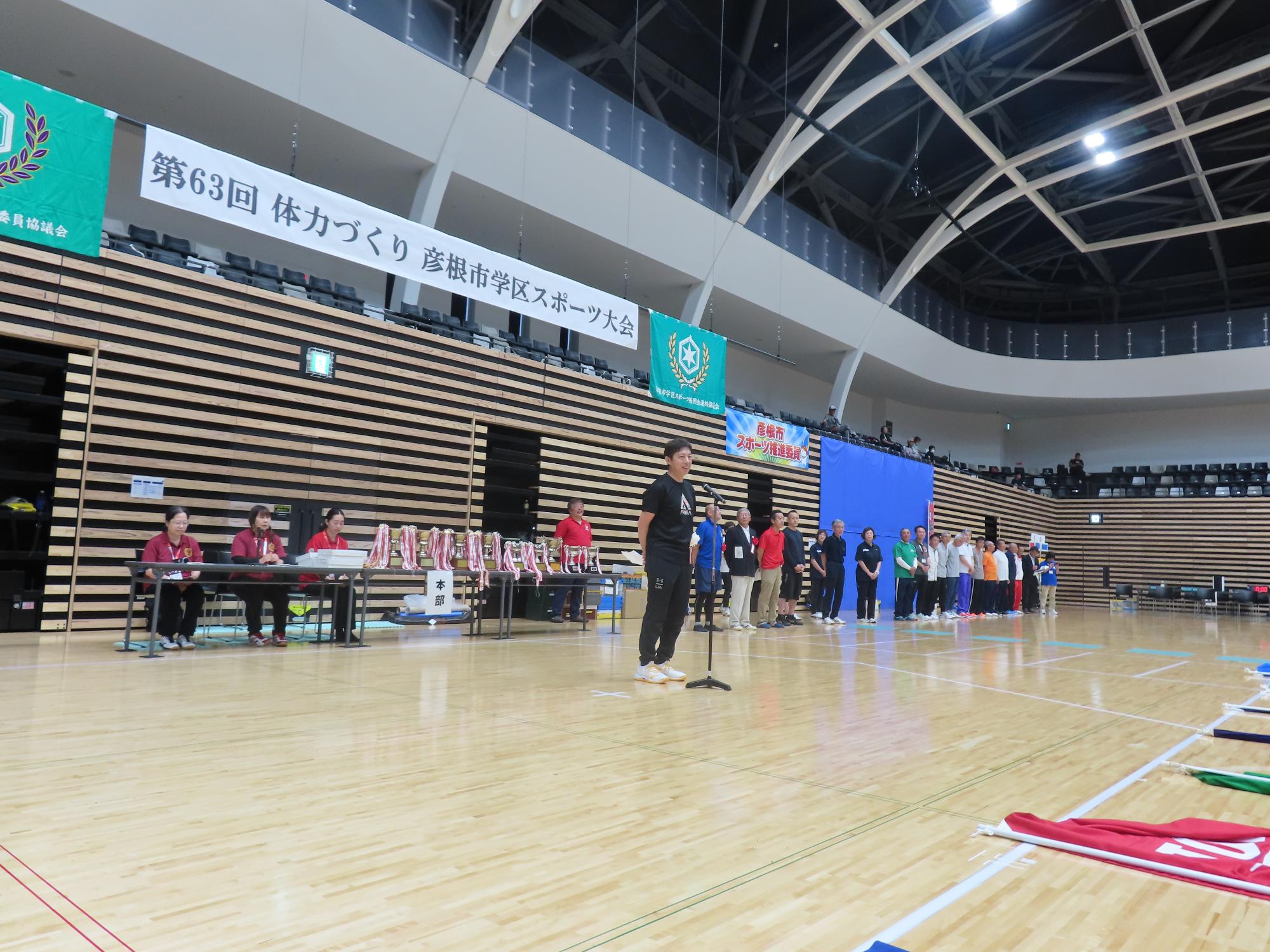 大会長が挨拶をしている様子の写真