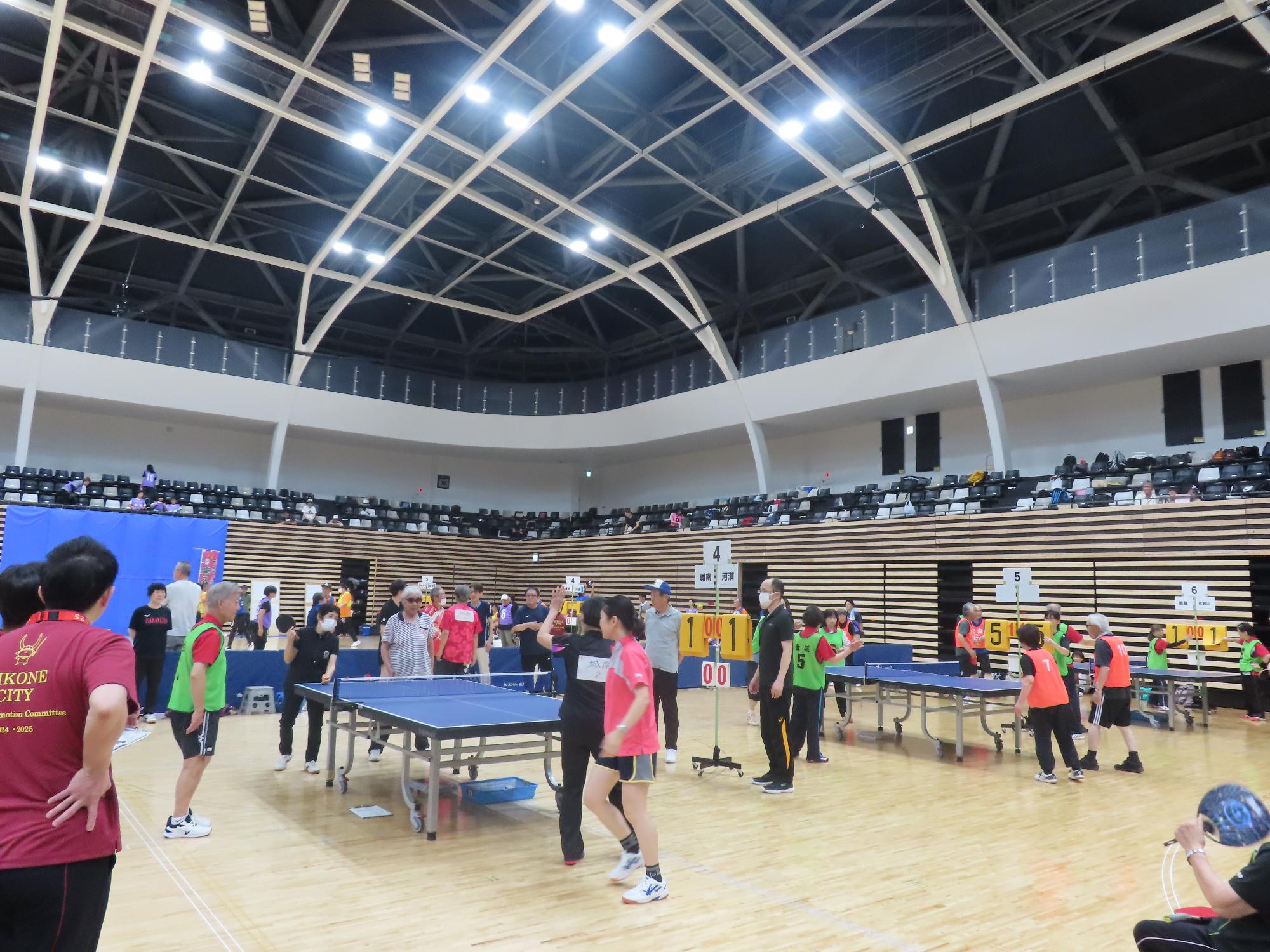 ラージボール卓球の試合の様子の写真