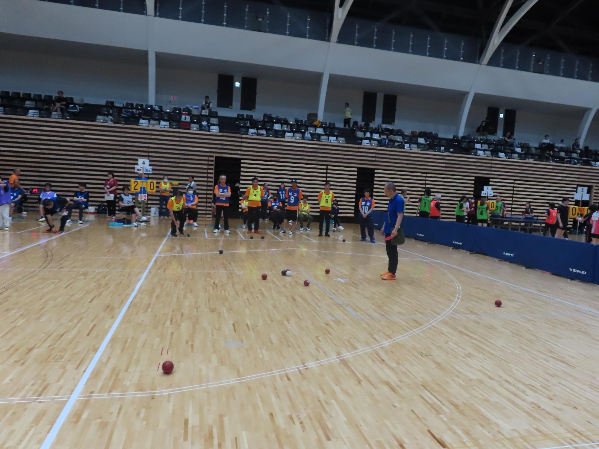 ボッチャの試合をしている様子の写真