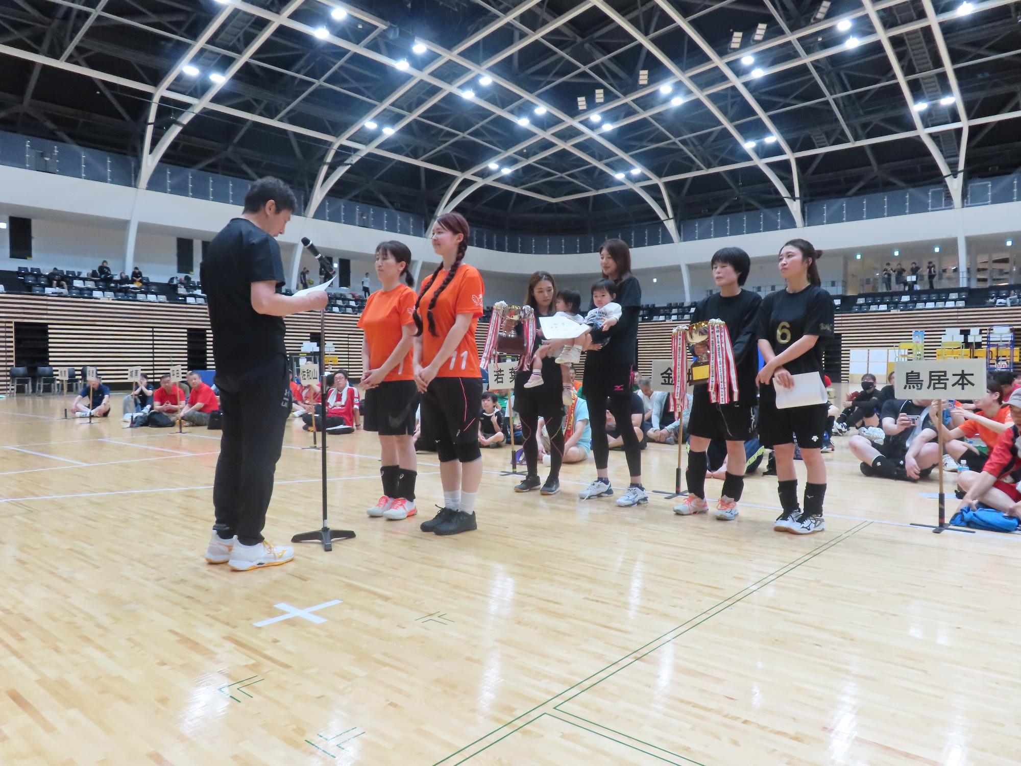 表彰式の様子の写真