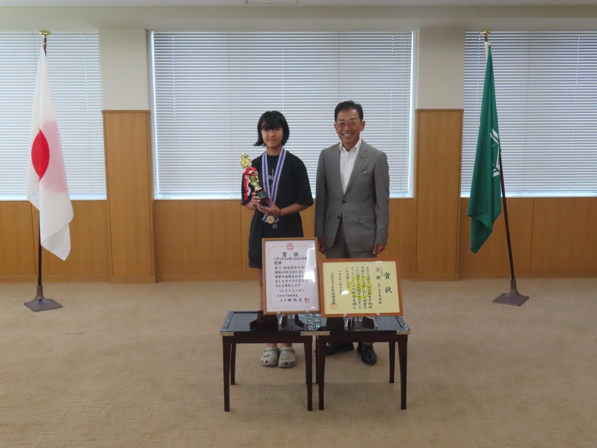 市長と記念撮影する内田さん