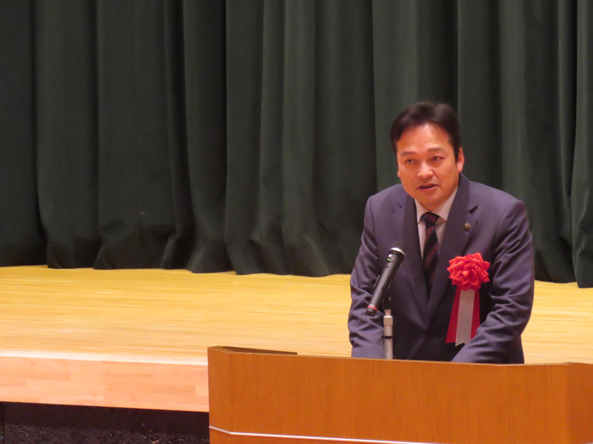演台で市長が祝辞を述べる様子