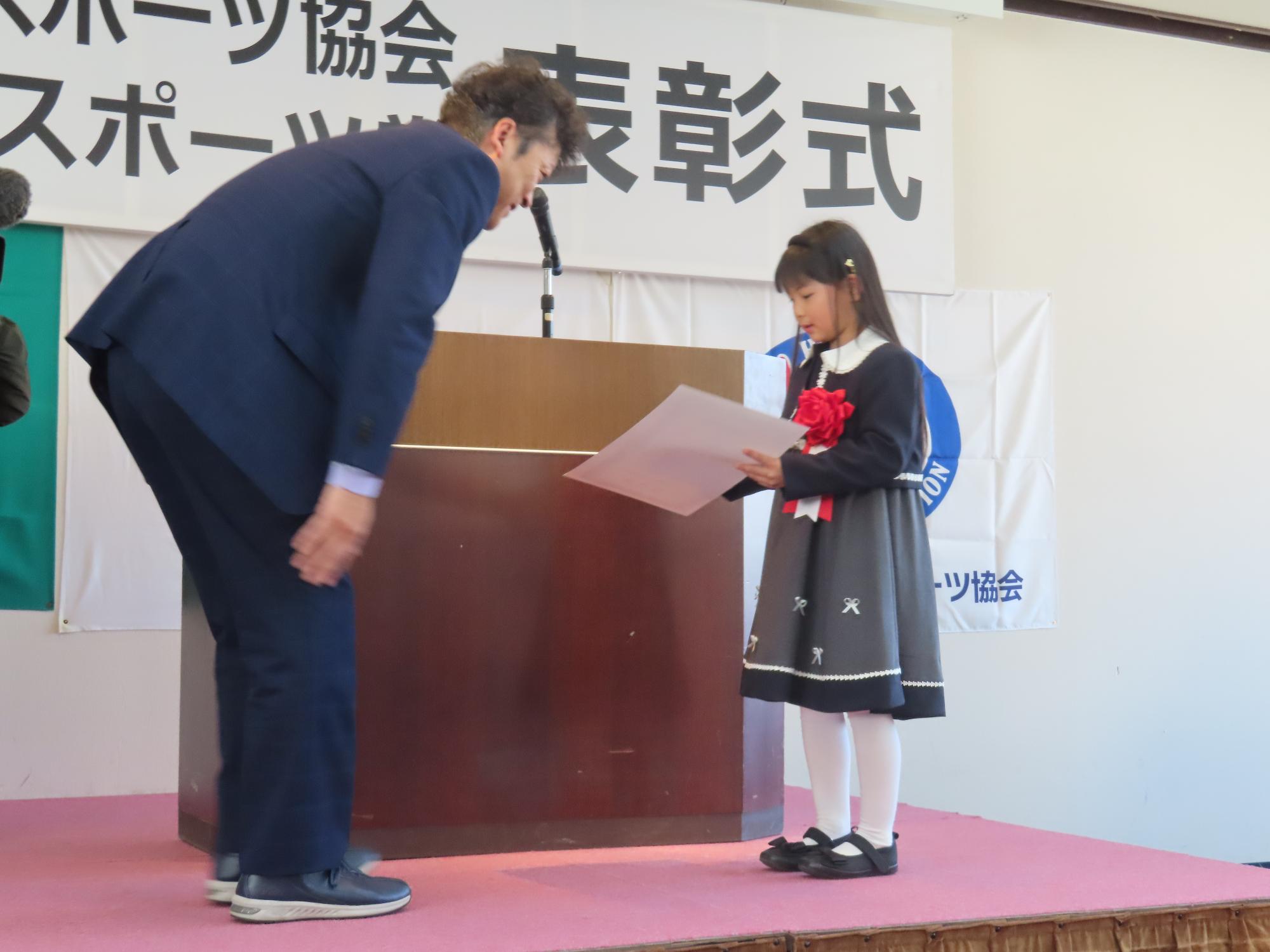 表彰状を受け取った受賞者