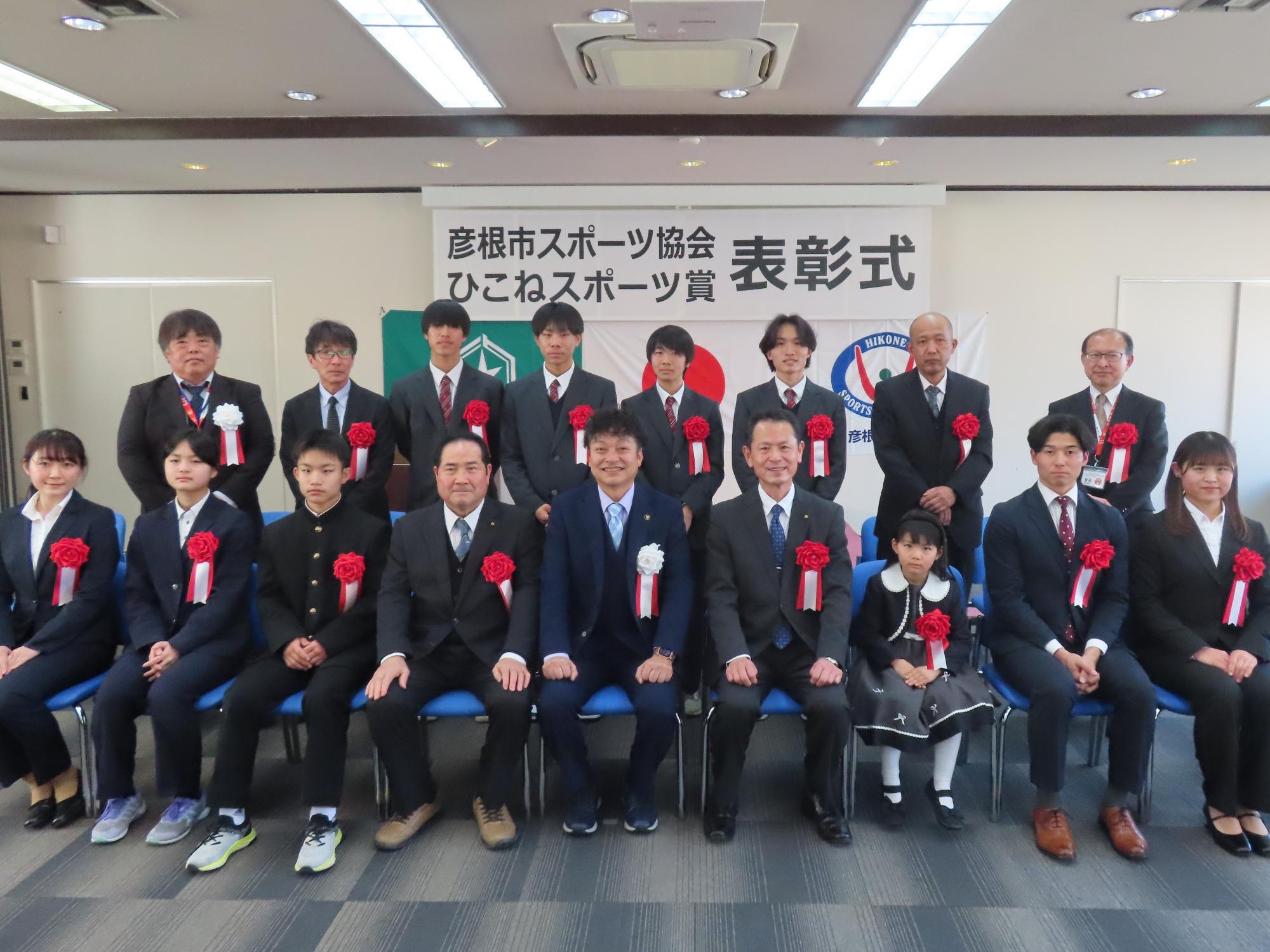 受賞者と出席者が並んで記念撮影