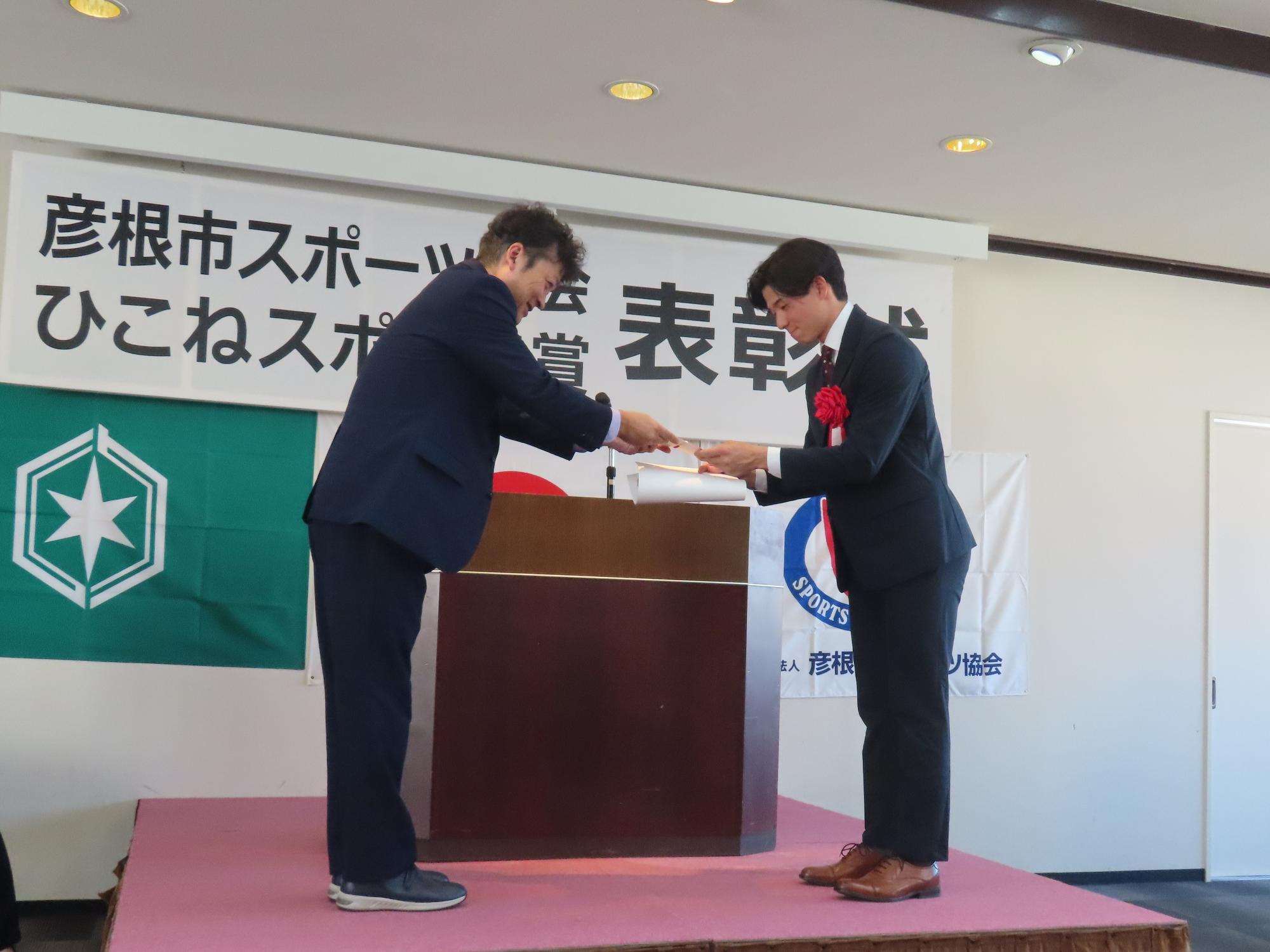 増居さんが表彰状を受け取るところの写真