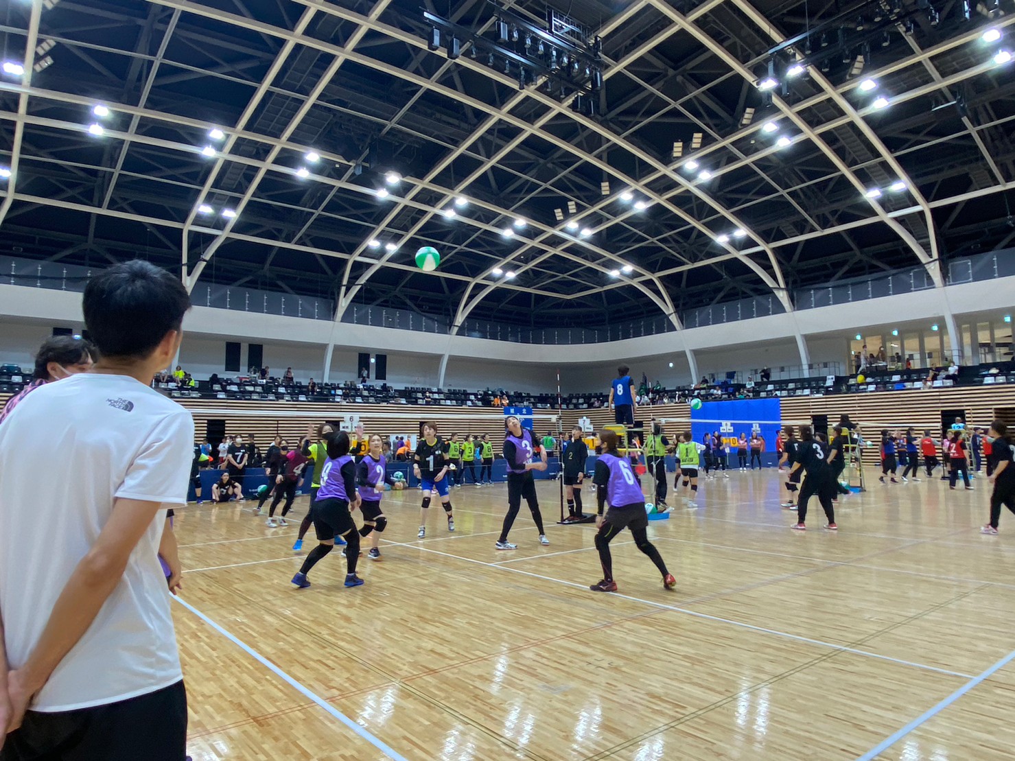 女子チームがビーチボールの試合をしている様子の写真