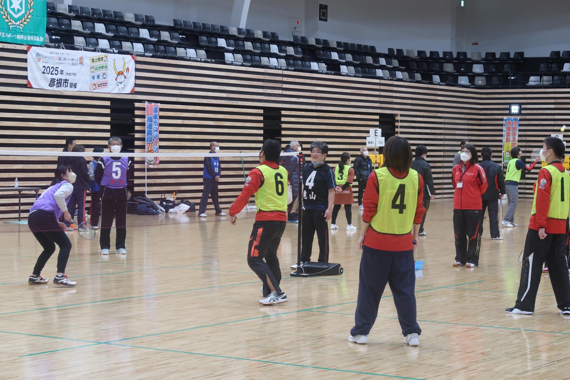 試合をする選手たちの写真