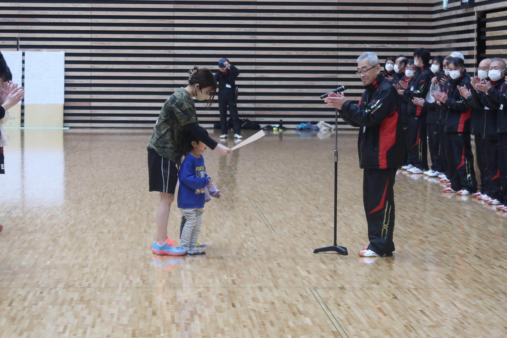 表彰状を受ける女性と子供の写真