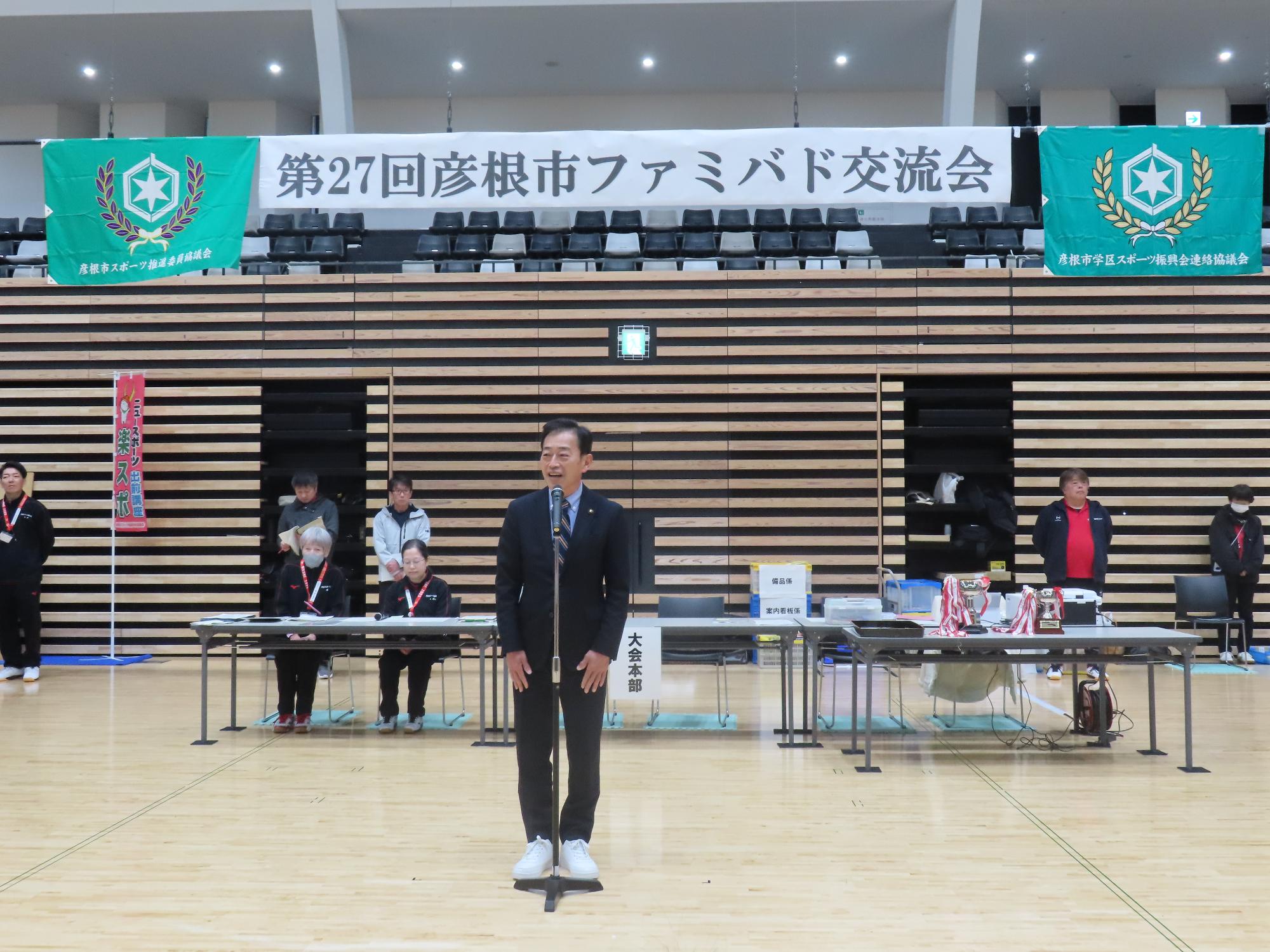 市長がマイクの前に立ち挨拶をしている写真