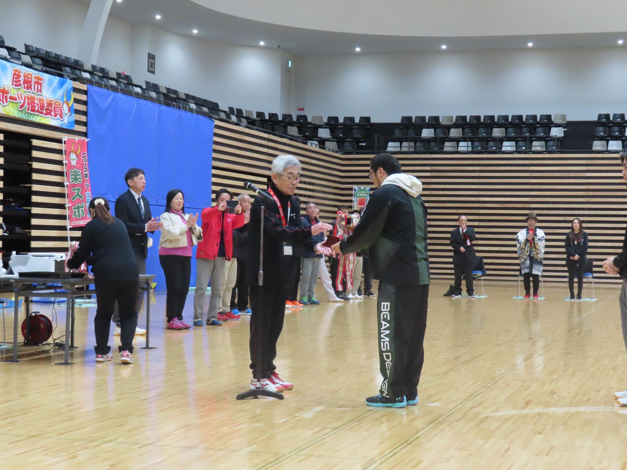 トロフィー返還の様子