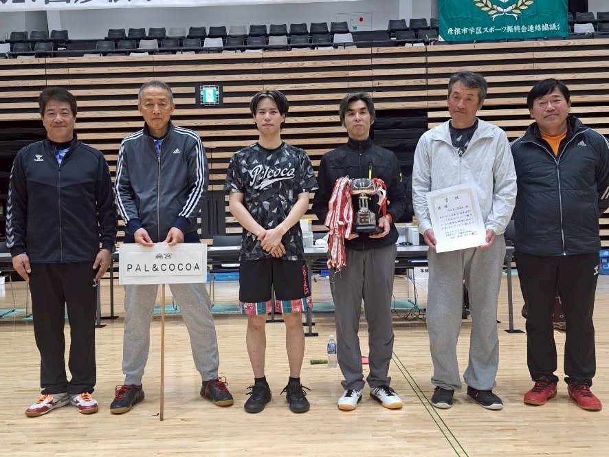 優勝チームが並んで記念撮影