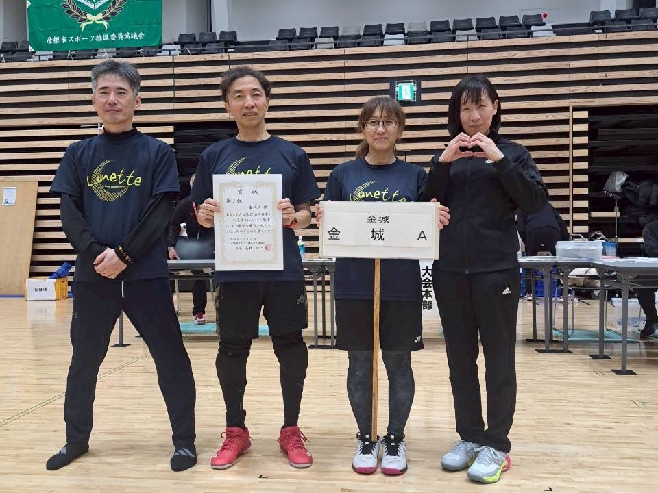 第3位のチームが並んで記念撮影