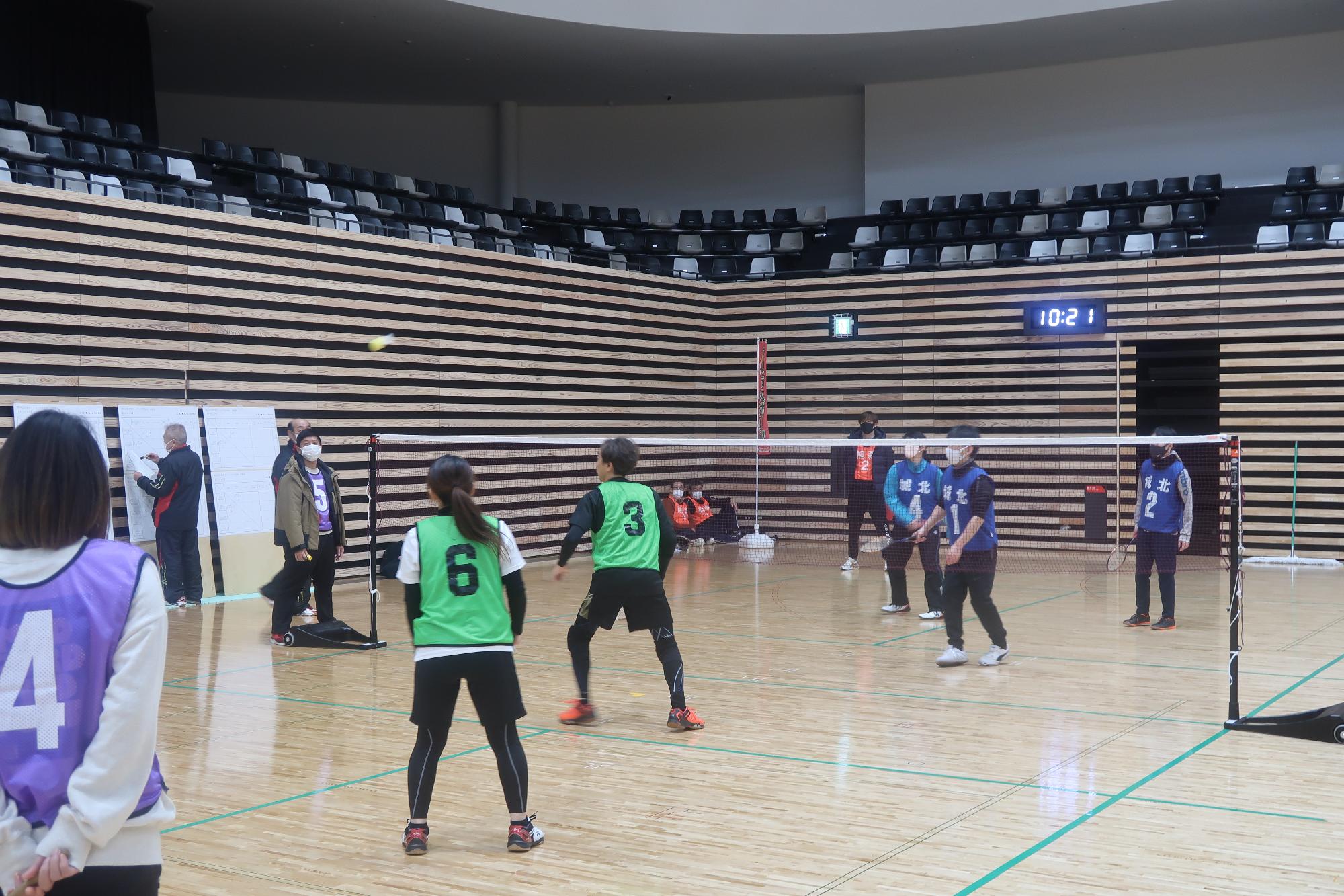 交流会で試合をする選手たちの写真