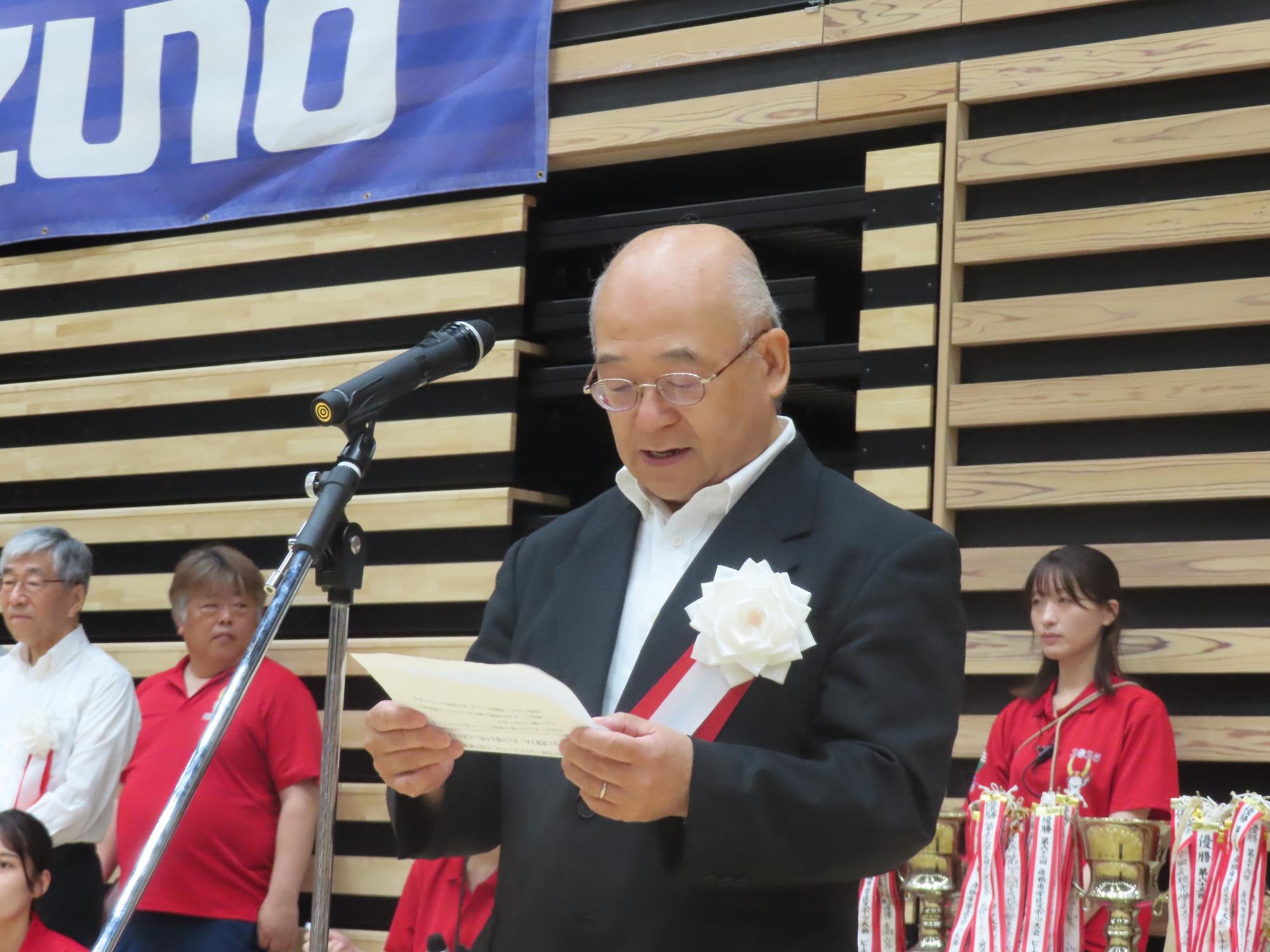 大会長が挨拶をしている様子の写真