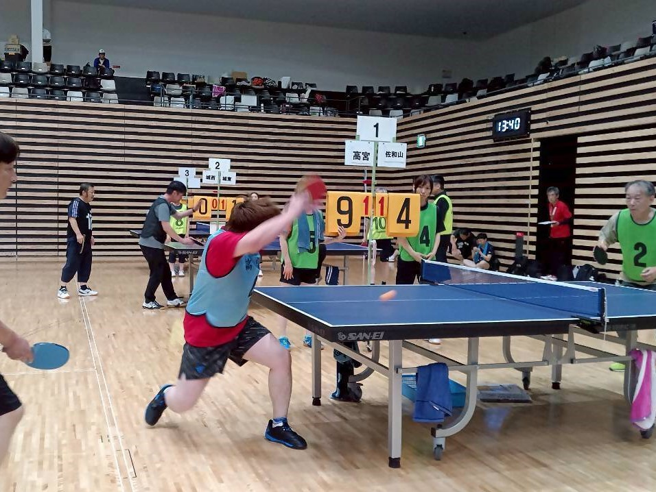 ラージボール卓球の試合をしている様子の写真