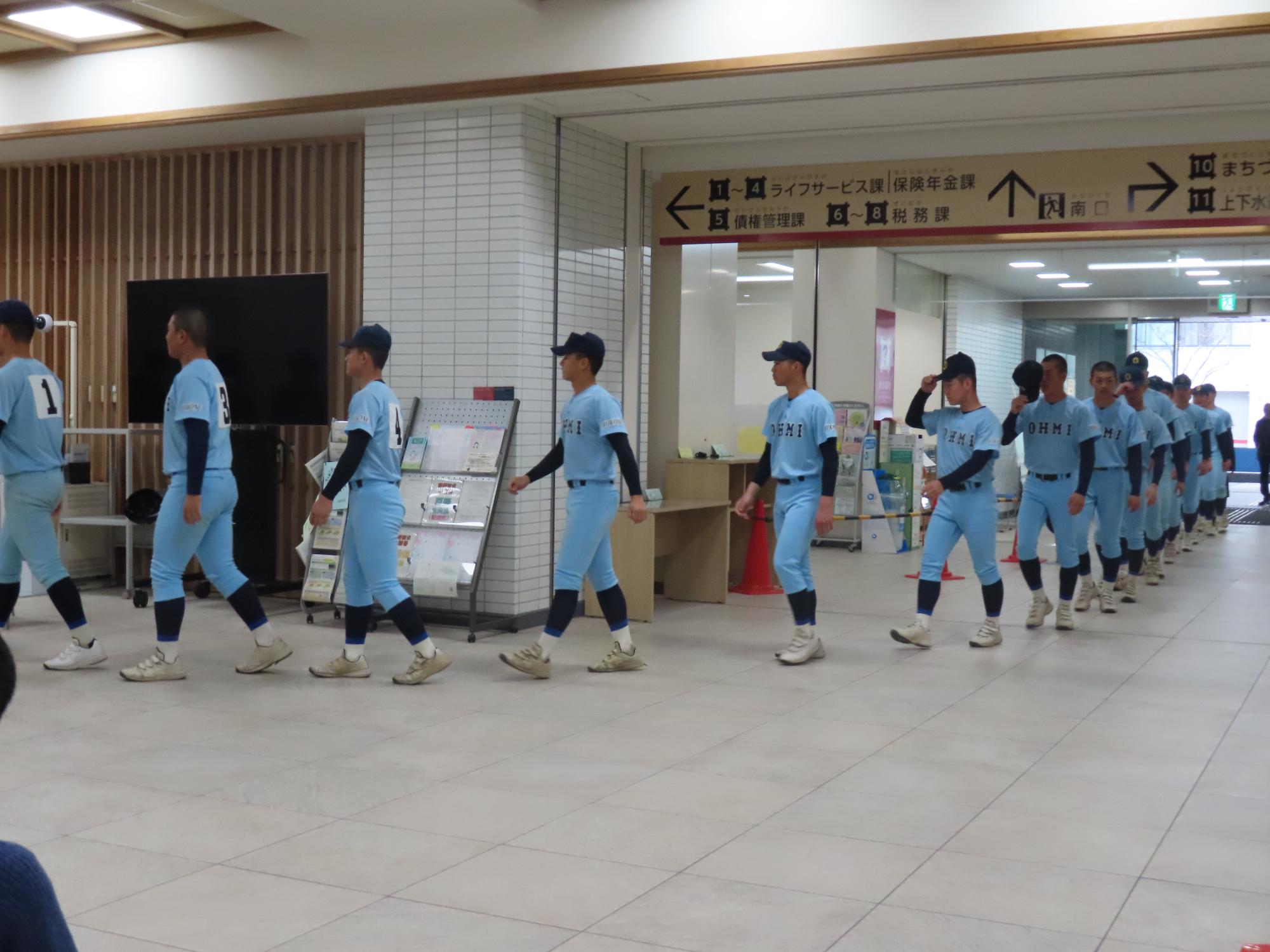 近江高等学校野球部の選手が入場している様子