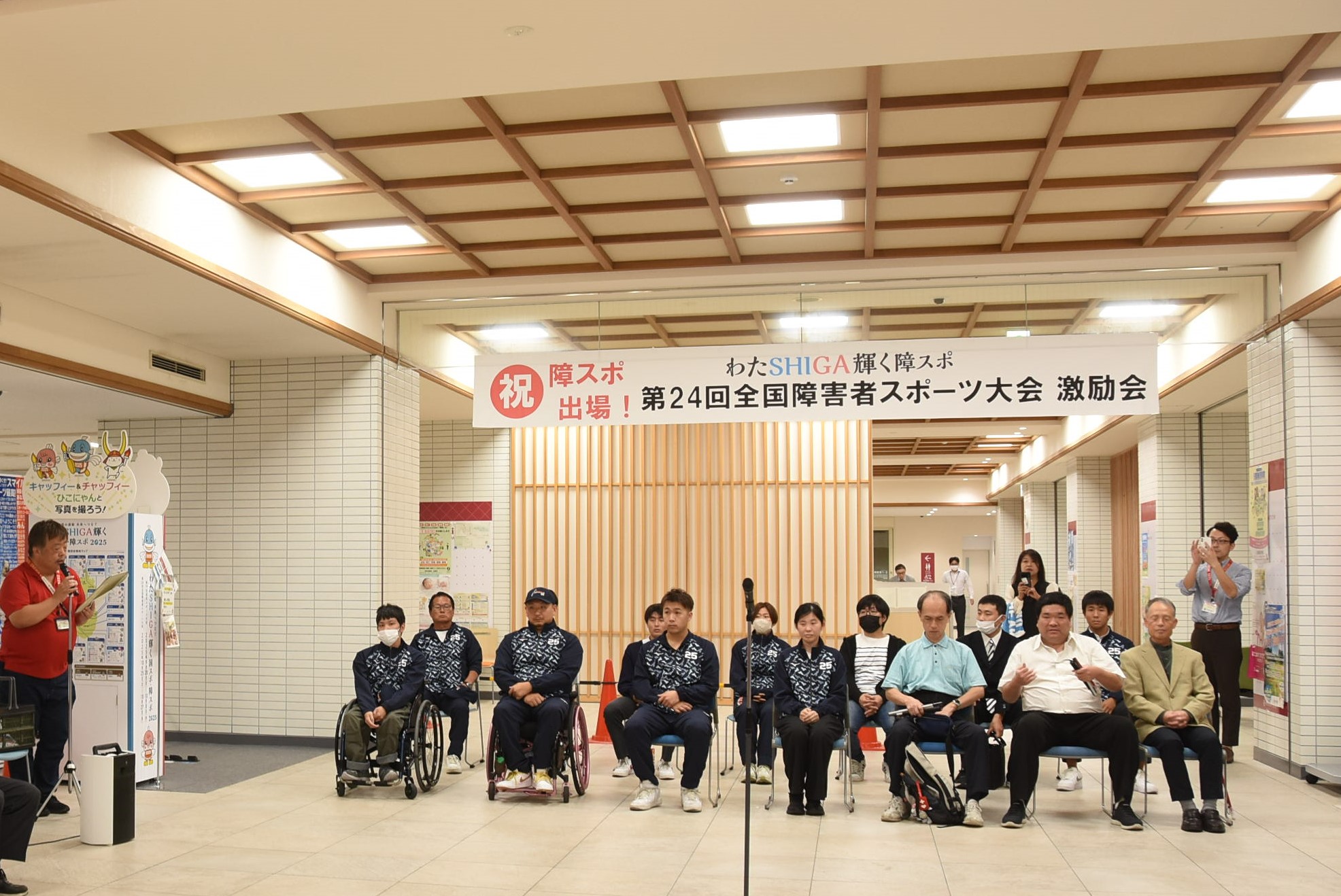 出場選手14名が座っている様子