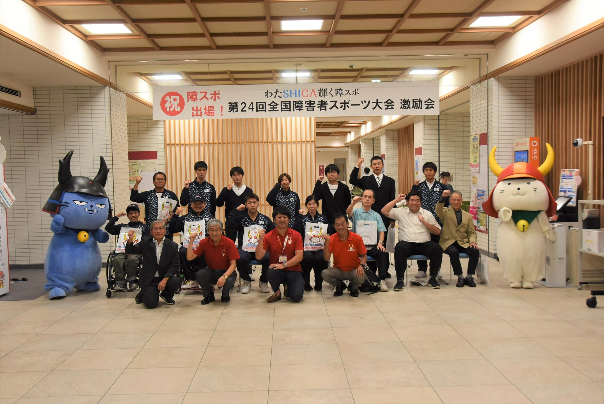 ガッツポーズして記念撮影