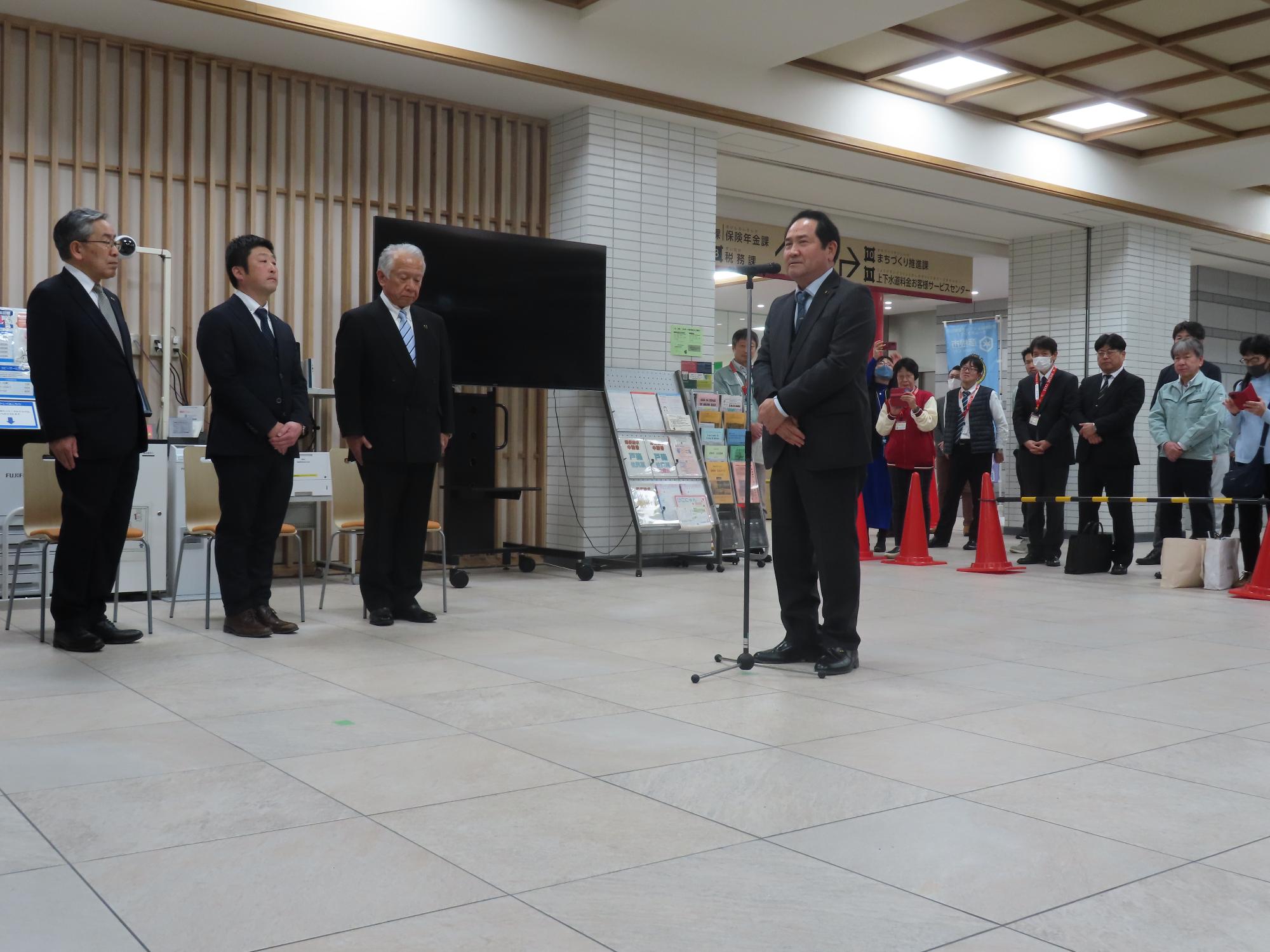 彦根市議会議長激励の言葉を述べている様子の写真