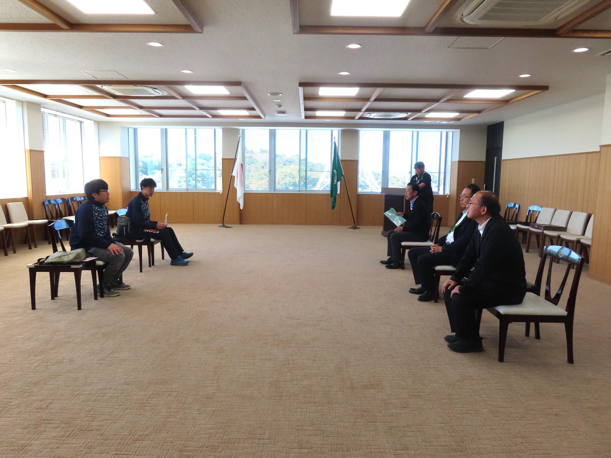 特別応接室で行われた激励会の様子