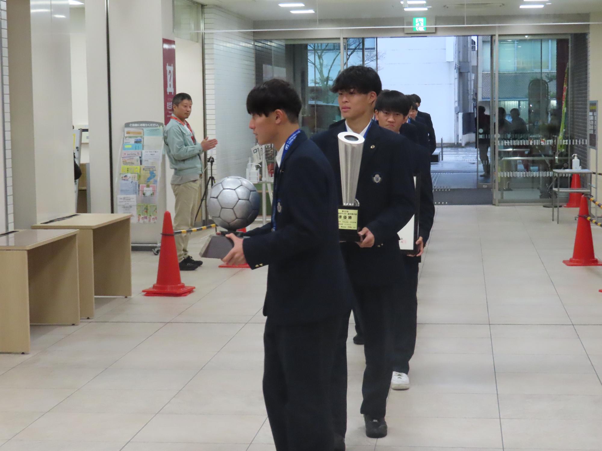 一列に整列し選手達が入場する様子の写真