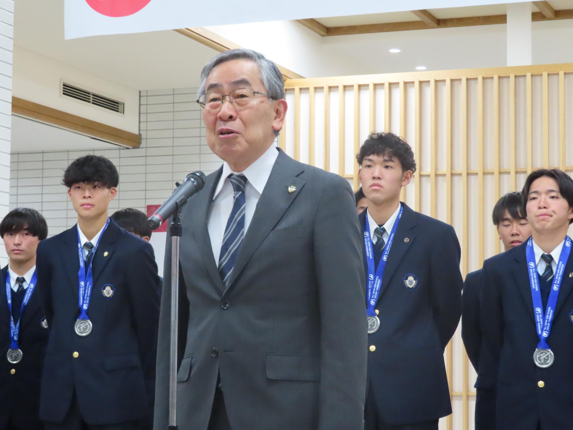 岩谷校長が挨拶している様子の写真
