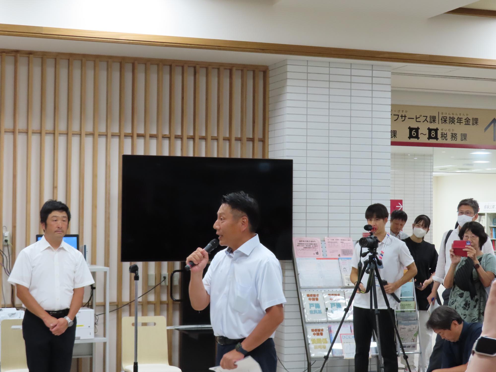 副議長のあいさつの様子の写真