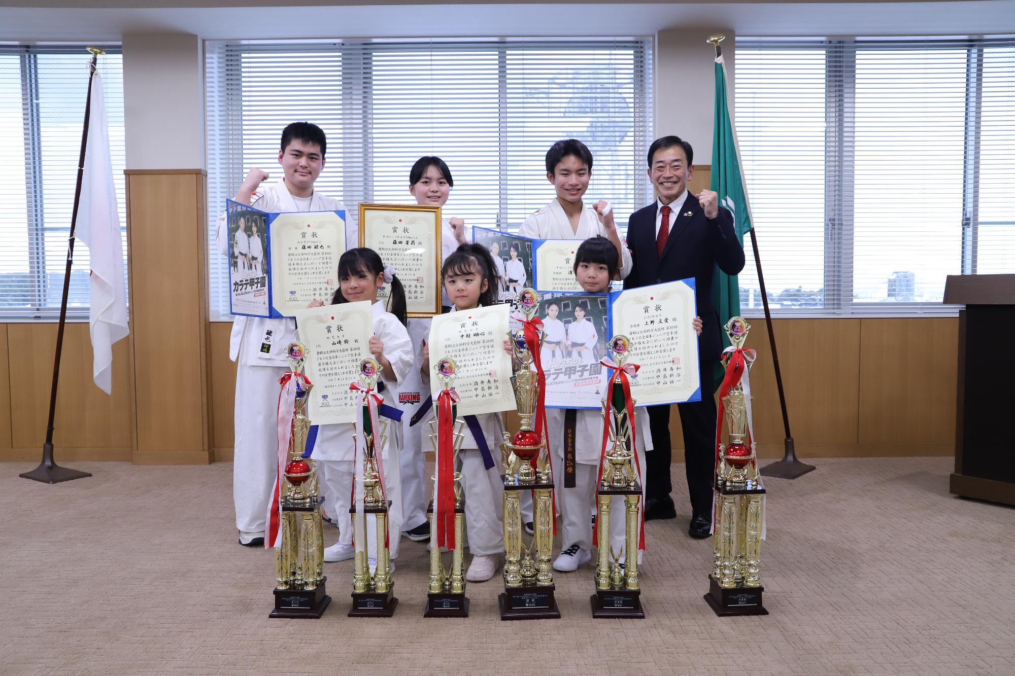 表敬訪問での記念撮影の様子