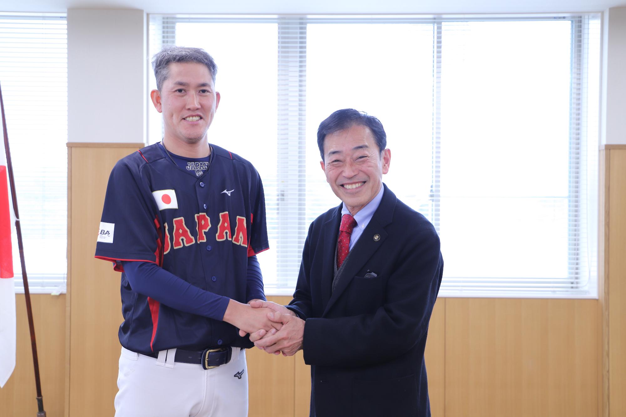 森豊選手と市長の記念撮影の様子