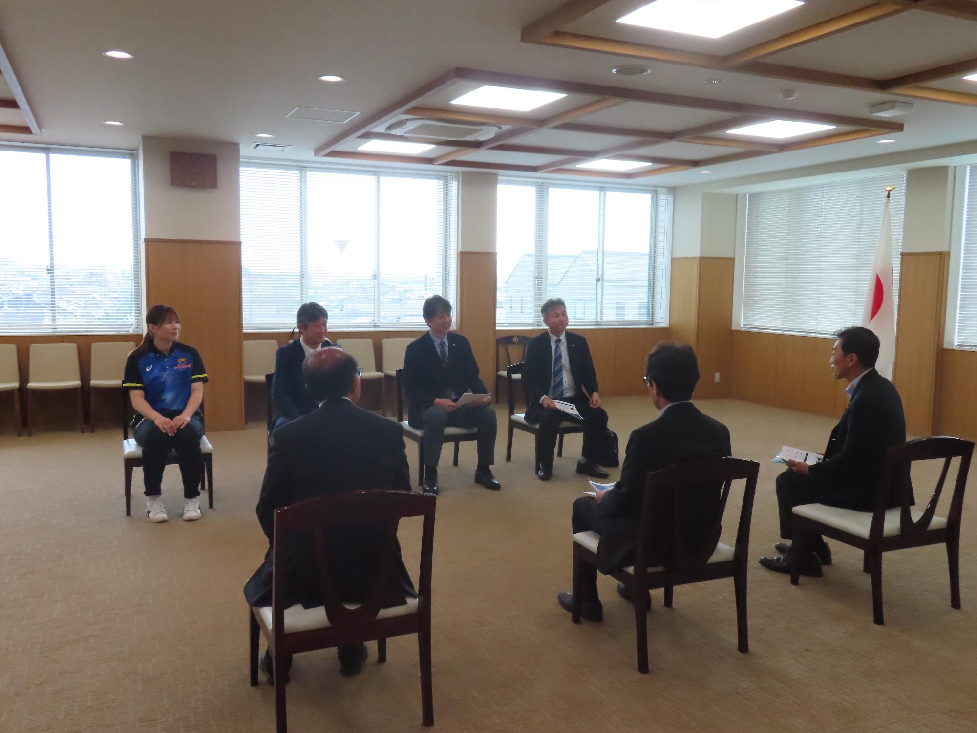 参加者が二列の対面で歓談している様子