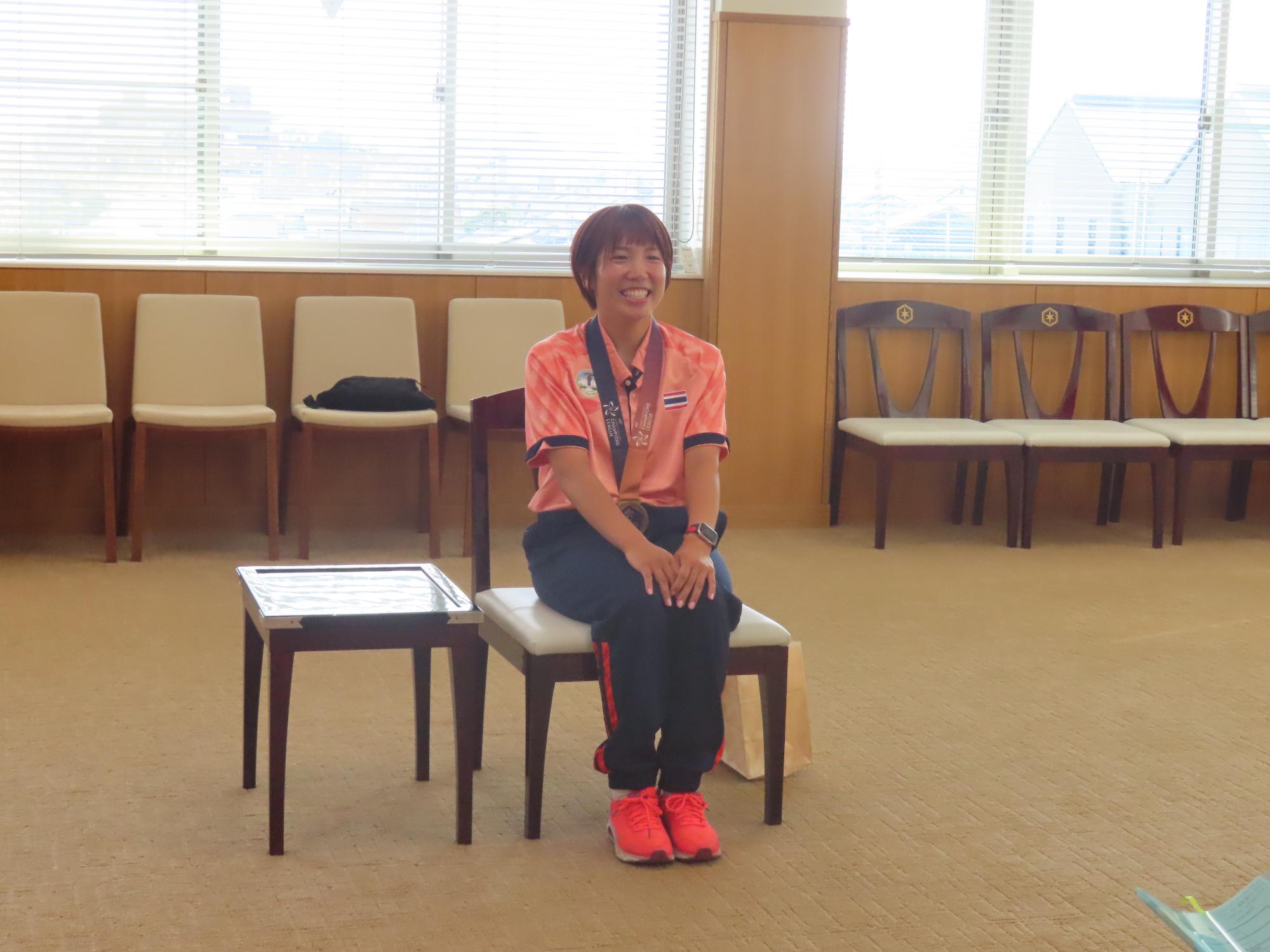 当日の様子の写真（椅子に座って歓談する槇森さん）