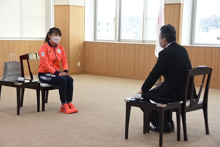 森選手と市長が椅子に座って歓談する様子の写真