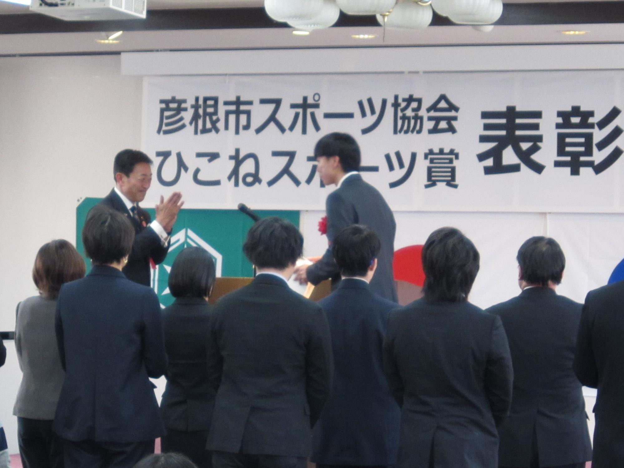 表彰状を授与する様子