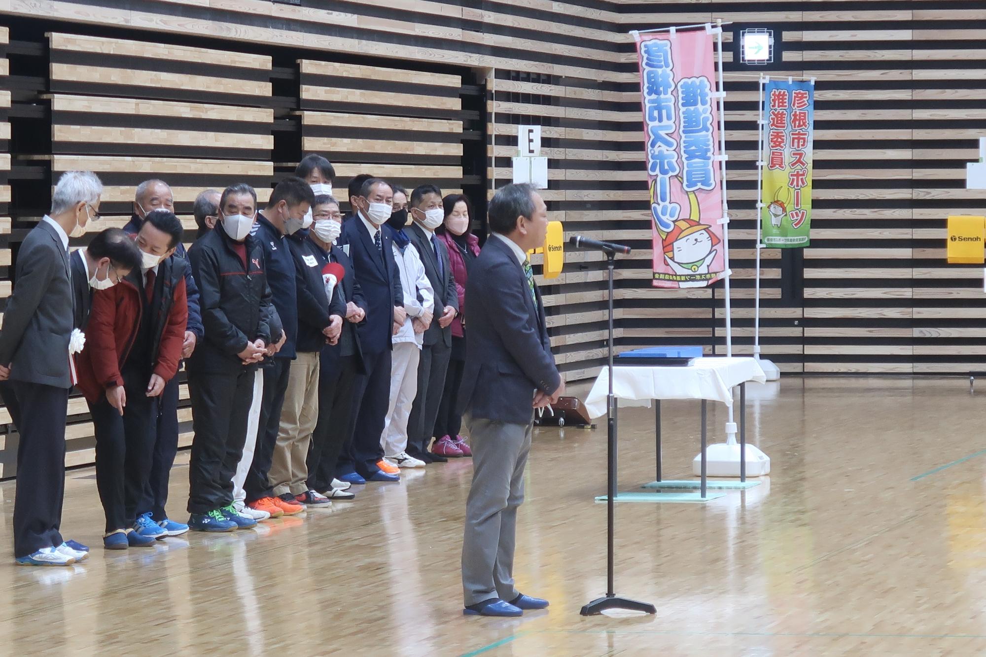 挨拶をする人の写真