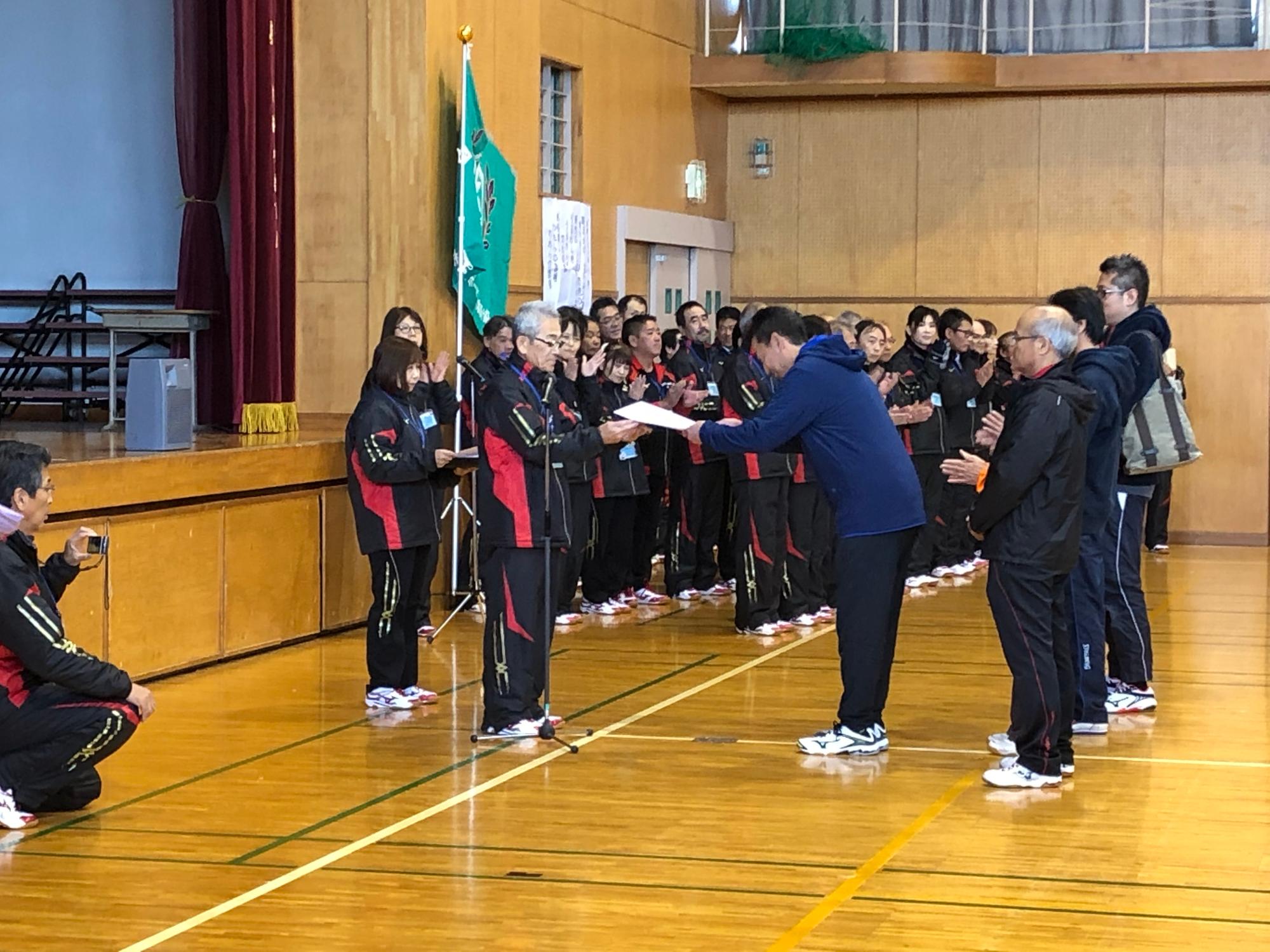 表彰式の様子の写真