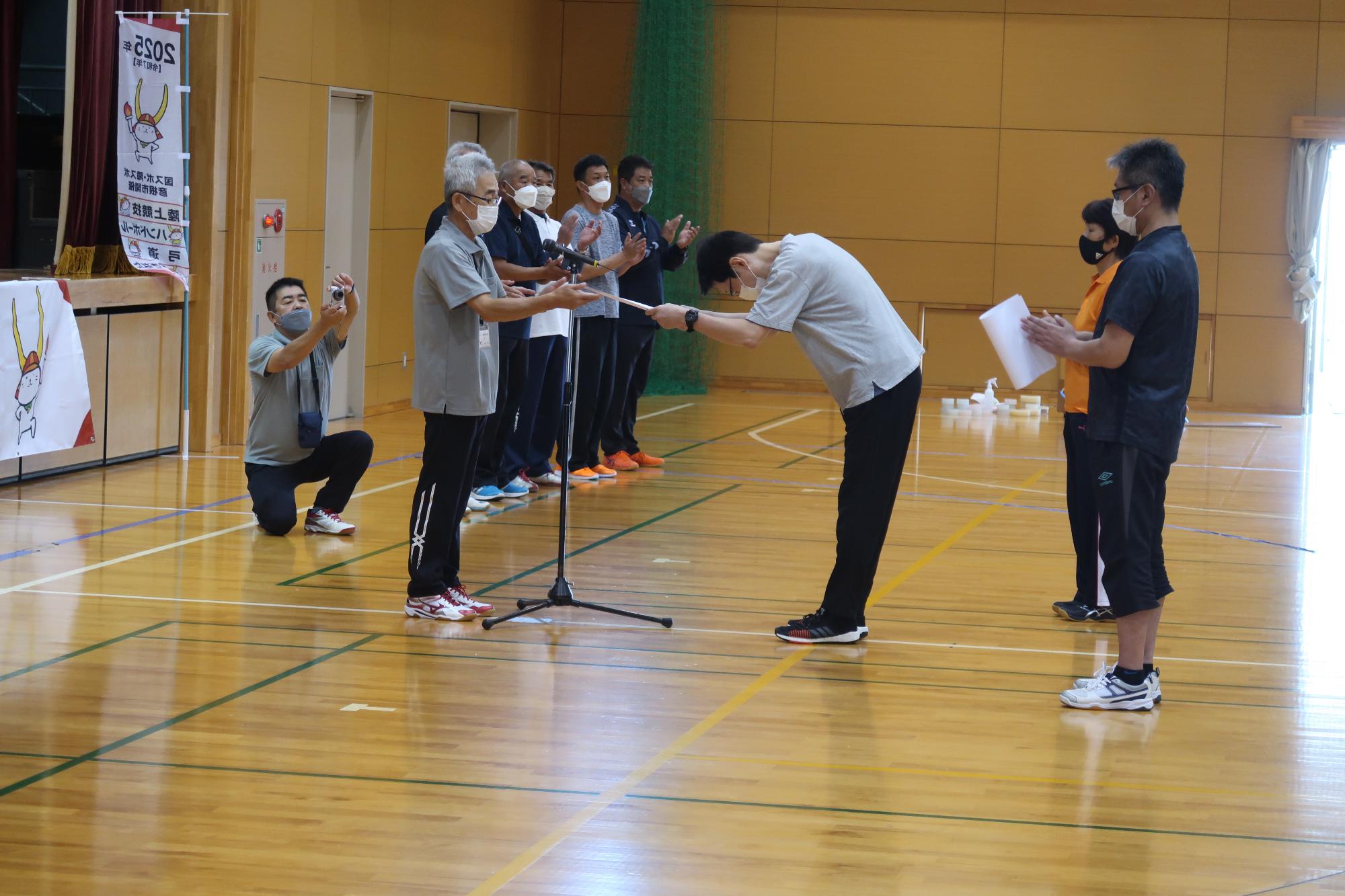 表彰状の受け渡しの様子の写真