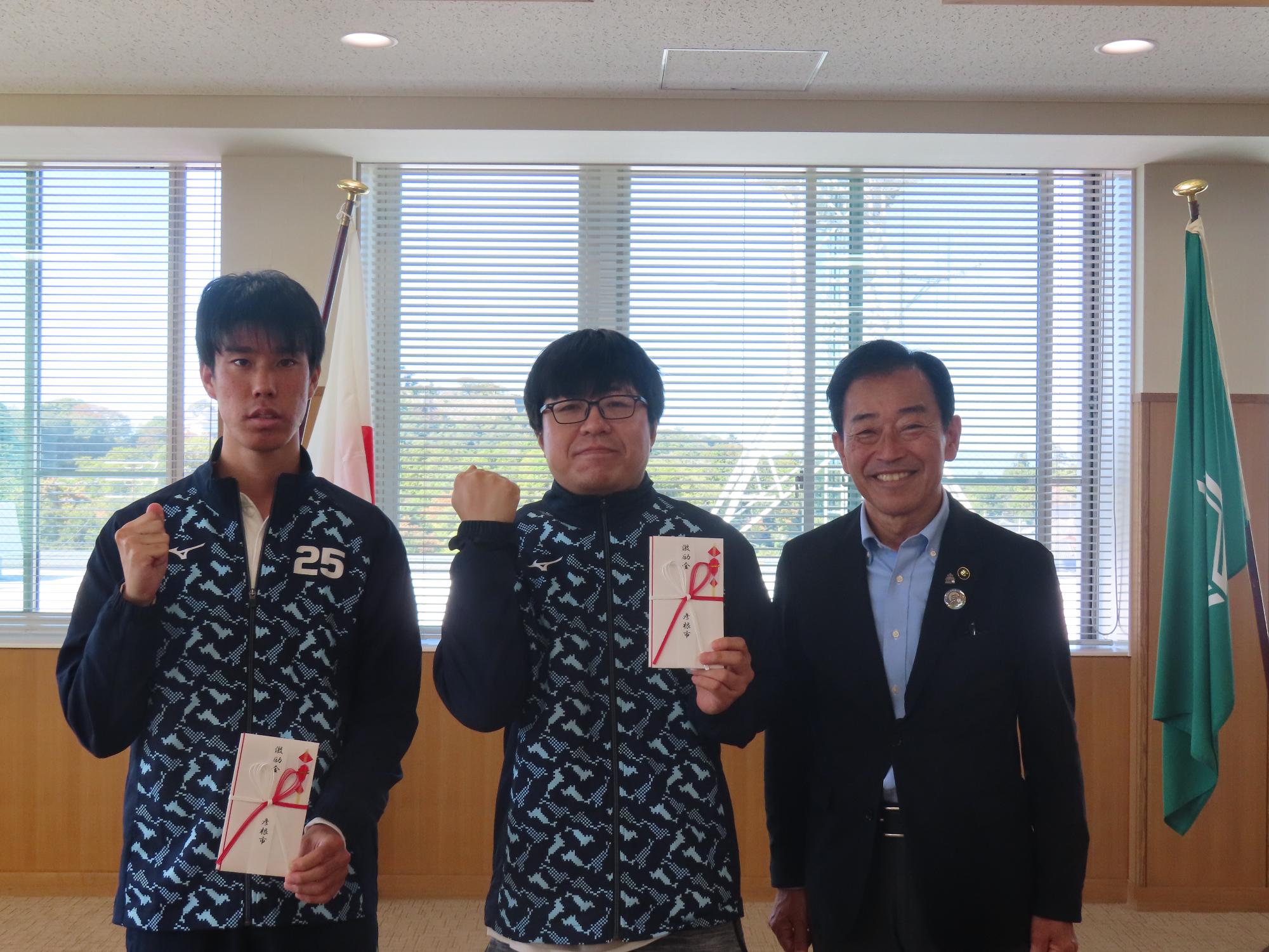 滋賀県代表として出場される選手2人と市長の写真